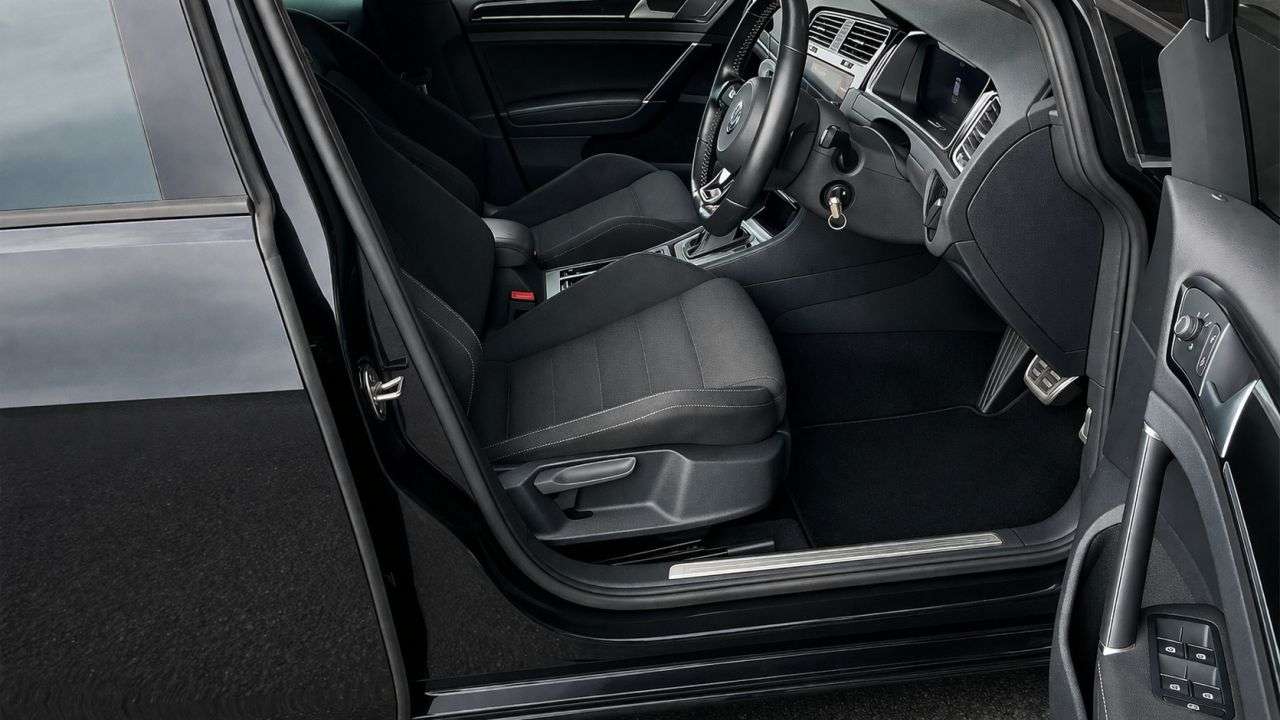 A 2017 VOLKSWAGEN GOLF 2.0 TSI BlueMotion Tech R Hatchback 5dr Petrol DSG 4Motion Euro 6 (s/s) (31 A 2017 VOLKSWAGEN GOLF 2.0 TSI BlueMotion Tech R Hatchback 5dr Petrol DSG 4Motion Euro 6 (s/s) (31