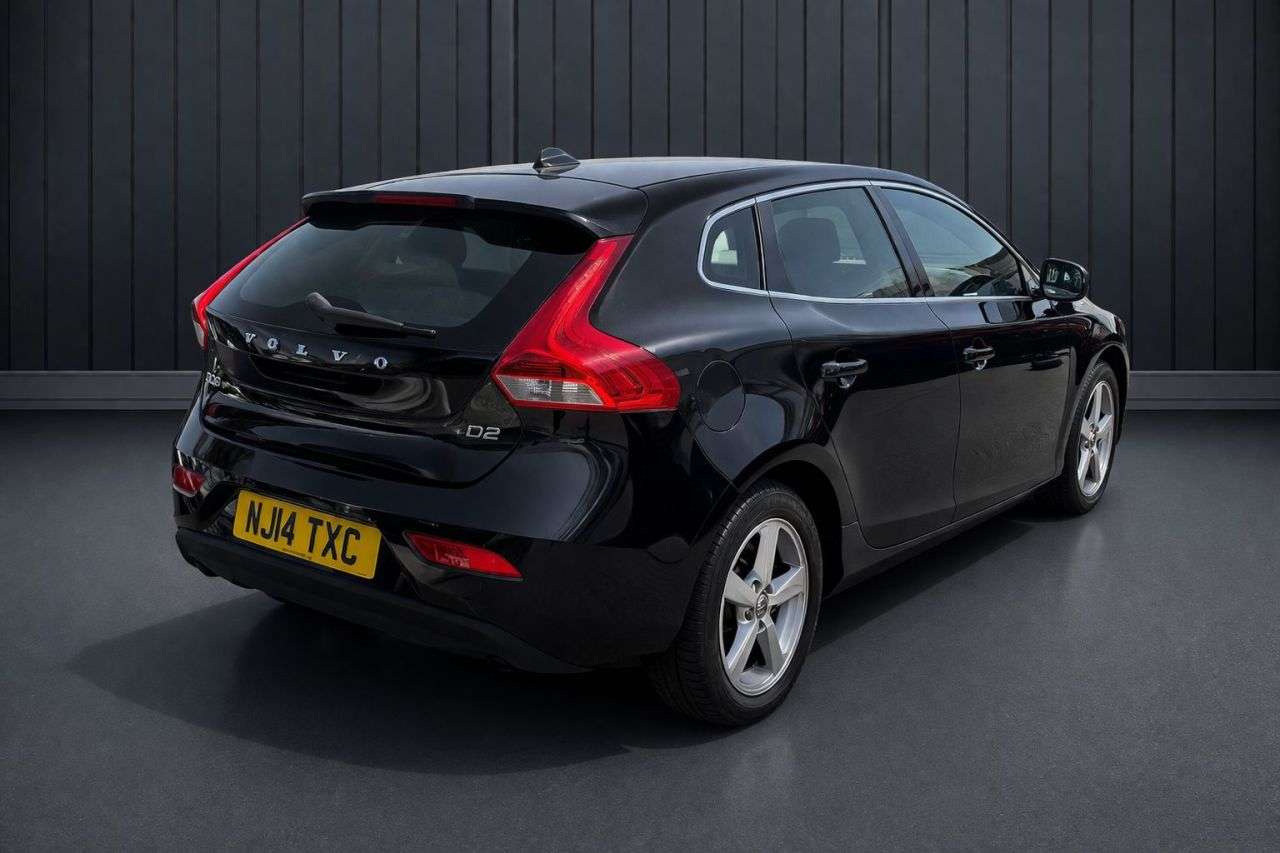 A 2014 VOLVO V40 1.6 D2 SE Hatchback 5dr Diesel Manual Euro 5 (s/s) (115 ps) FINANCE+WARRANT A 2014 VOLVO V40 1.6 D2 SE Hatchback 5dr Diesel Manual Euro 5 (s/s) (115 ps) FINANCE+WARRANT