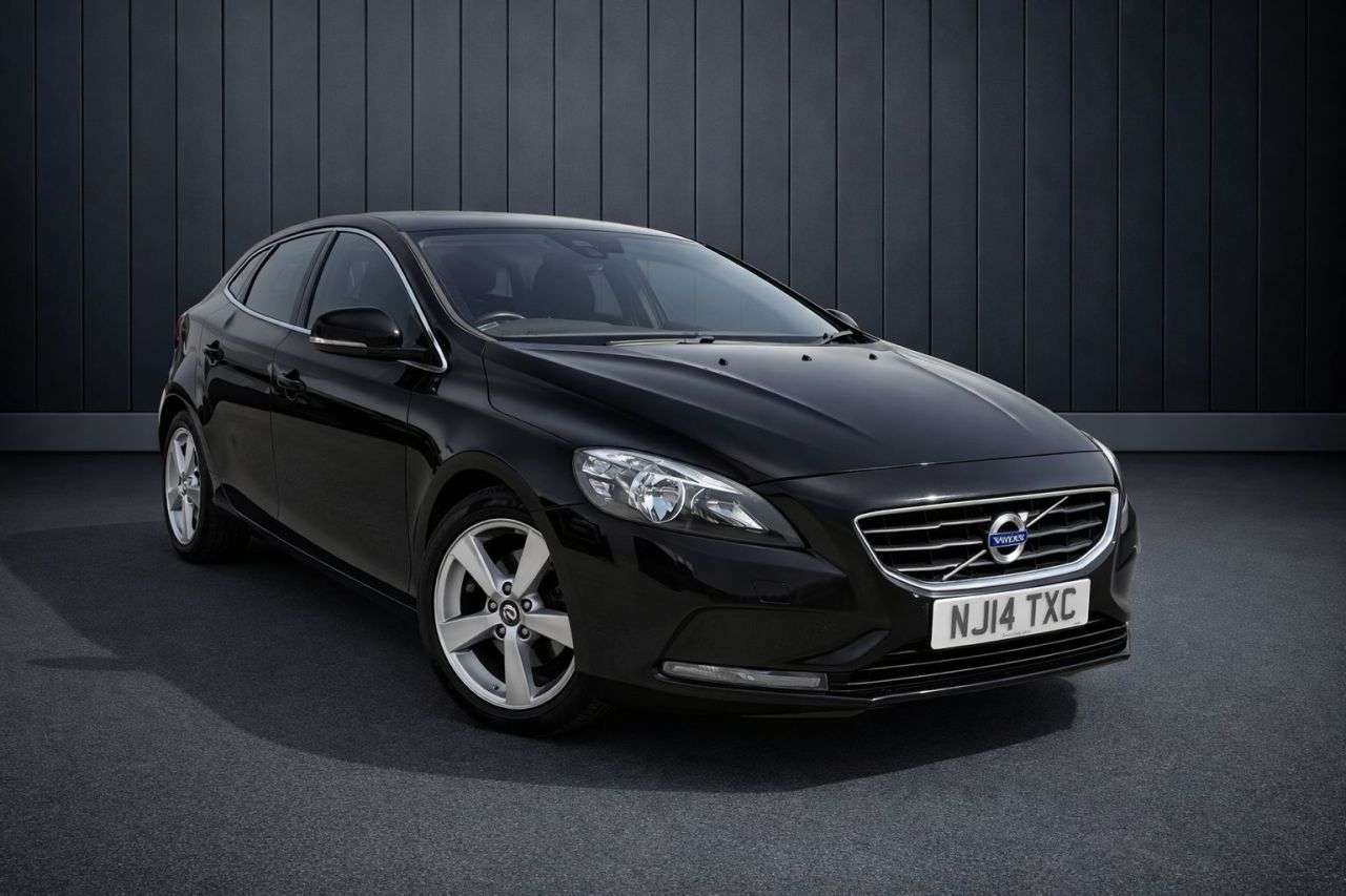 A 2014 VOLVO V40 1.6 D2 SE Hatchback 5dr Diesel Manual Euro 5 (s/s) (115 ps) FINANCE+WARRANT A 2014 VOLVO V40 1.6 D2 SE Hatchback 5dr Diesel Manual Euro 5 (s/s) (115 ps) FINANCE+WARRANT