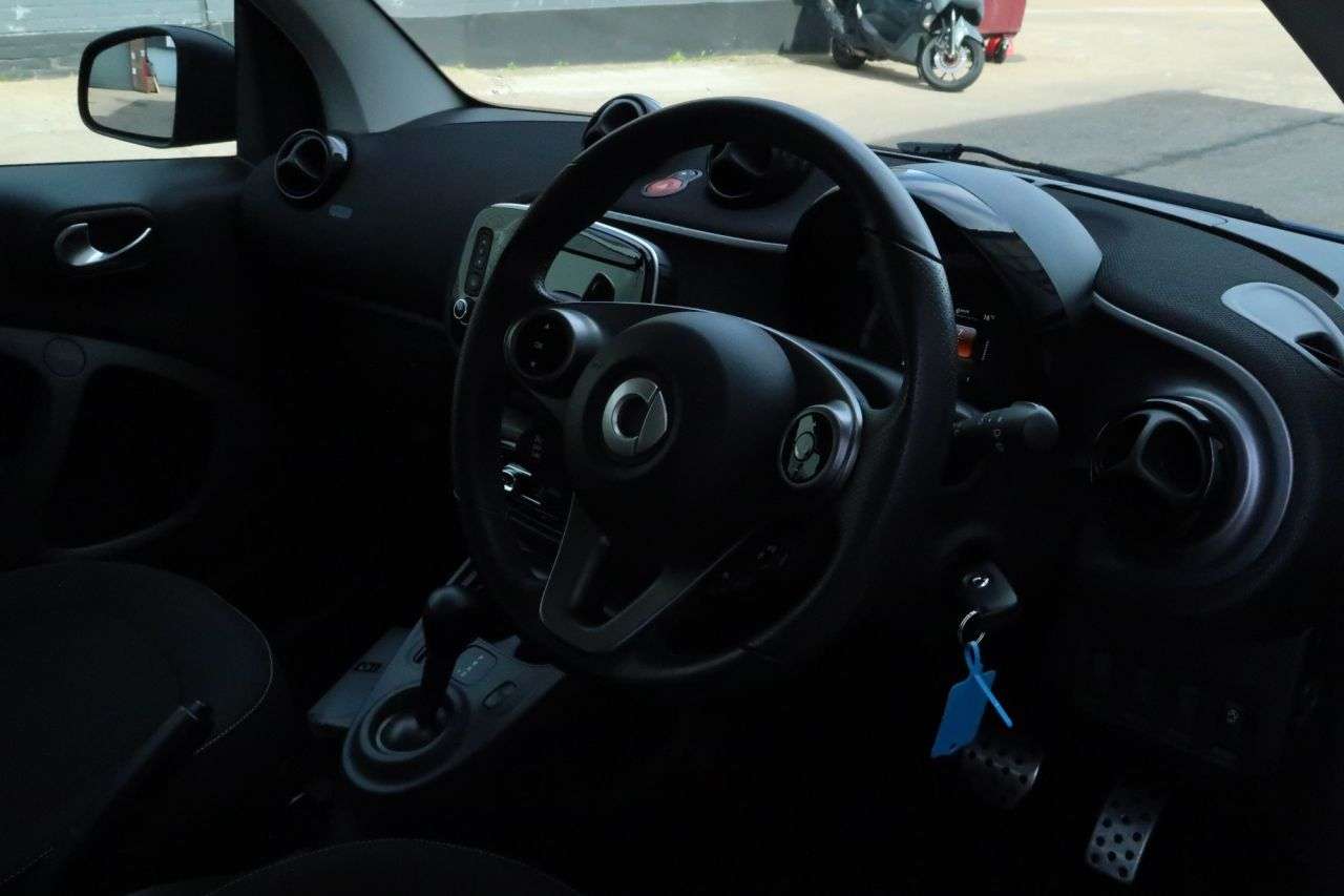 A 2019 SMART FORTWO 0.9T Urbanshadow Coupe 2dr Petrol Twinamic Euro 6 (s/s) (90 ps) FINANCE+WAR A 2019 SMART FORTWO 0.9T Urbanshadow Coupe 2dr Petrol Twinamic Euro 6 (s/s) (90 ps) FINANCE+WAR