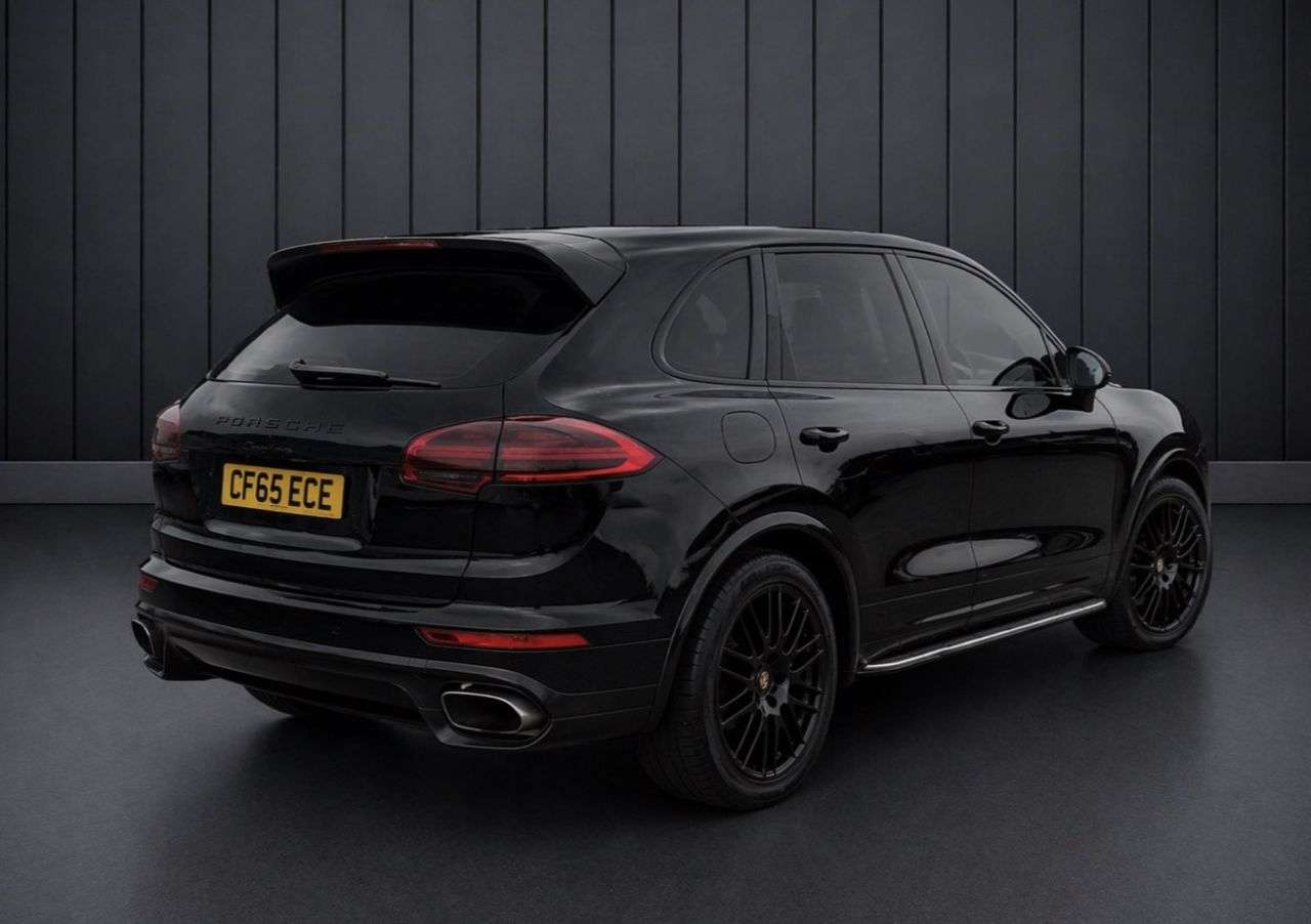 A 2015 PORSCHE CAYENNE 3.0 TD V6 SUV 5dr Diesel TiptronicS 4WD Euro 6 (s/s) (262 ps) A 2015 PORSCHE CAYENNE 3.0 TD V6 SUV 5dr Diesel TiptronicS 4WD Euro 6 (s/s) (262 ps)