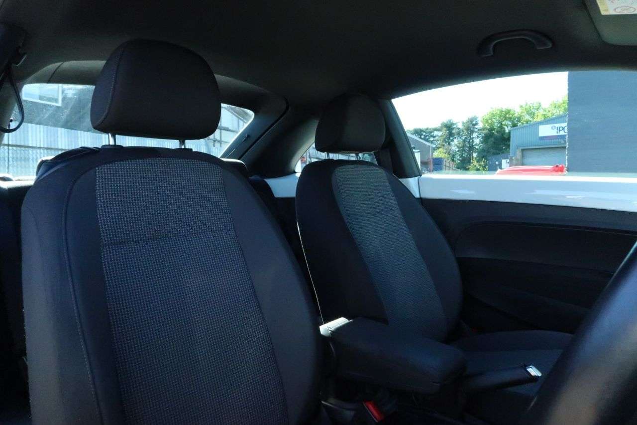 A 2016 VOLKSWAGEN BEETLE 1.2 TSI BlueMotion Tech Design Hatchback 3dr Petrol DSG Euro 6 (s/s) (105 p A 2016 VOLKSWAGEN BEETLE 1.2 TSI BlueMotion Tech Design Hatchback 3dr Petrol DSG Euro 6 (s/s) (105 p