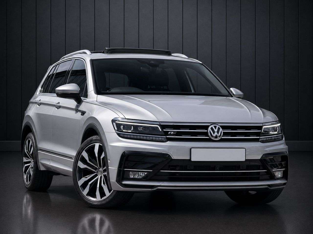 A 2019 VOLKSWAGEN TIGUAN 2.0 TDI R-Line SUV 5dr Diesel DSG Euro 6 (s/s) (150 ps) FINANCE+WARRANTY+SE A 2019 VOLKSWAGEN TIGUAN 2.0 TDI R-Line SUV 5dr Diesel DSG Euro 6 (s/s) (150 ps) FINANCE+WARRANTY+SE