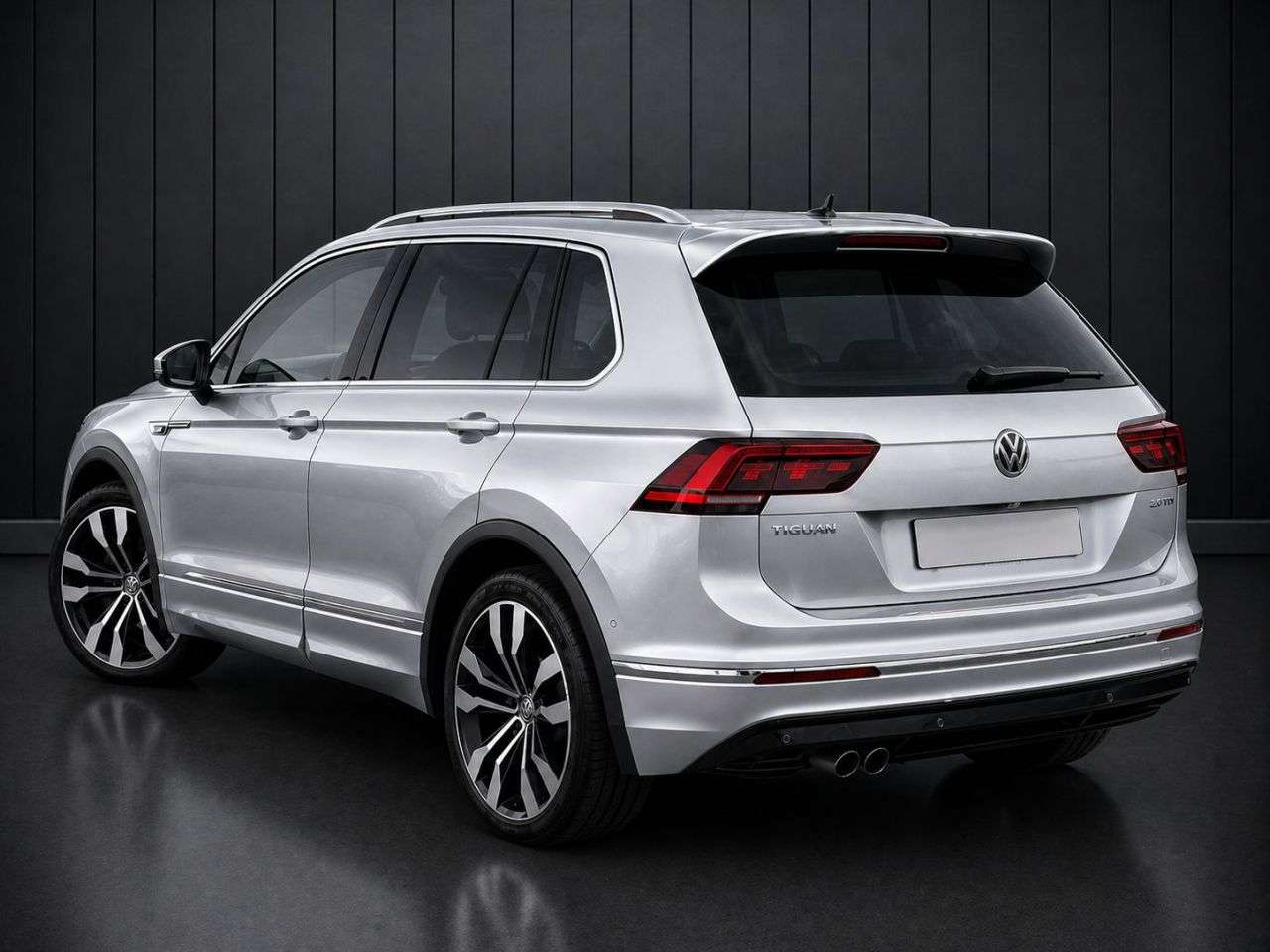 A 2019 VOLKSWAGEN TIGUAN 2.0 TDI R-Line SUV 5dr Diesel DSG Euro 6 (s/s) (150 ps) FINANCE+WARRANTY+SE A 2019 VOLKSWAGEN TIGUAN 2.0 TDI R-Line SUV 5dr Diesel DSG Euro 6 (s/s) (150 ps) FINANCE+WARRANTY+SE