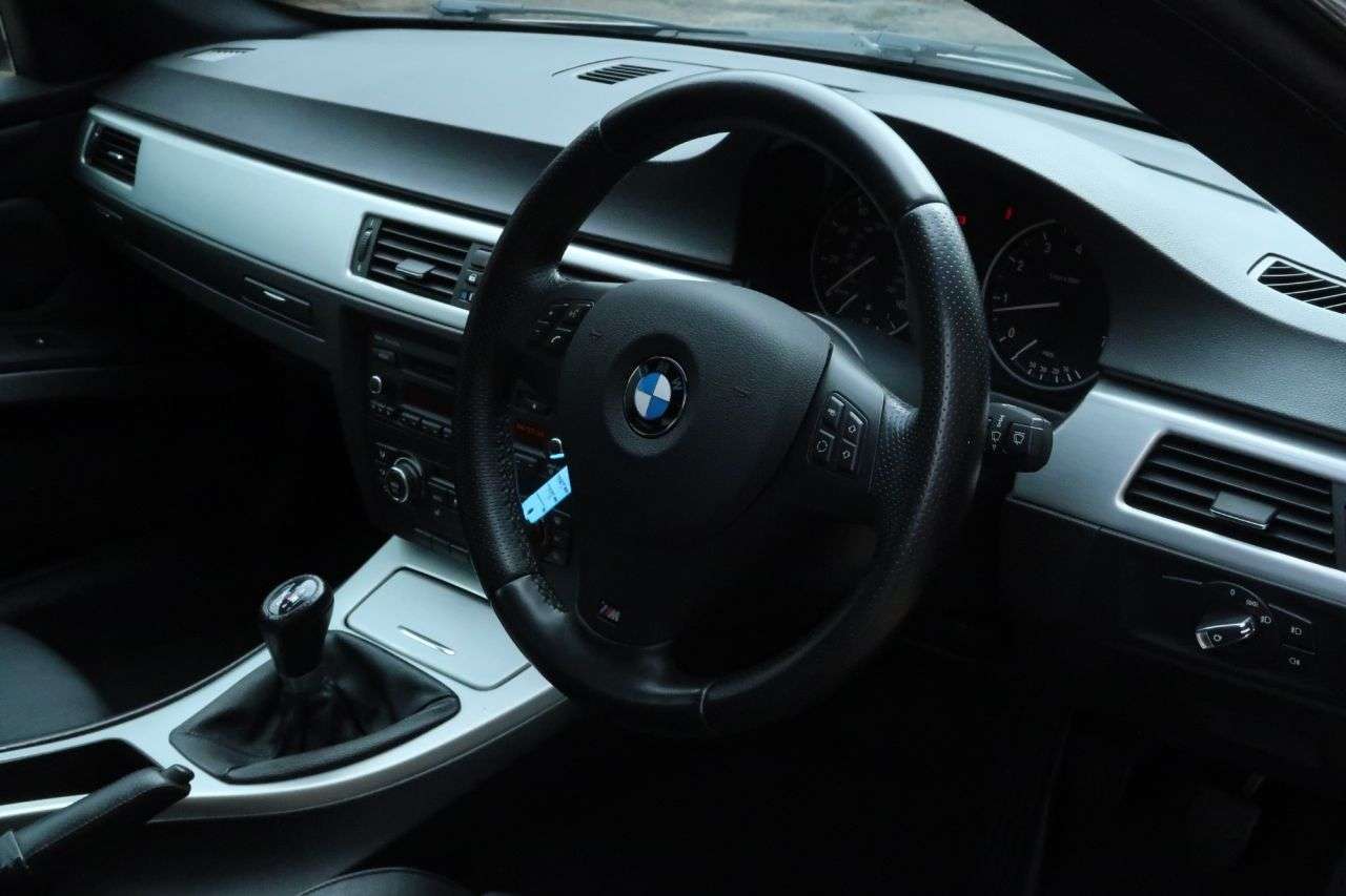 A 2013 BMW 3 SERIES 2.0 320i M Sport Coupe 2dr Petrol Manual Euro 5 (s/s) (170 ps) FINANCE+WARR A 2013 BMW 3 SERIES 2.0 320i M Sport Coupe 2dr Petrol Manual Euro 5 (s/s) (170 ps) FINANCE+WARR