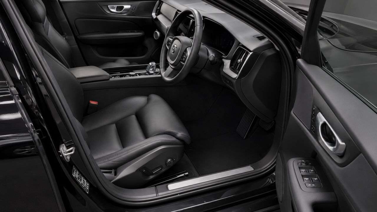 A 2023 VOLVO V60 2.0 B3 MHEV Plus Estate 5dr Petrol Hybrid DCT Auto Euro 6 (s/s) (163 ps) FI A 2023 VOLVO V60 2.0 B3 MHEV Plus Estate 5dr Petrol Hybrid DCT Auto Euro 6 (s/s) (163 ps) FI