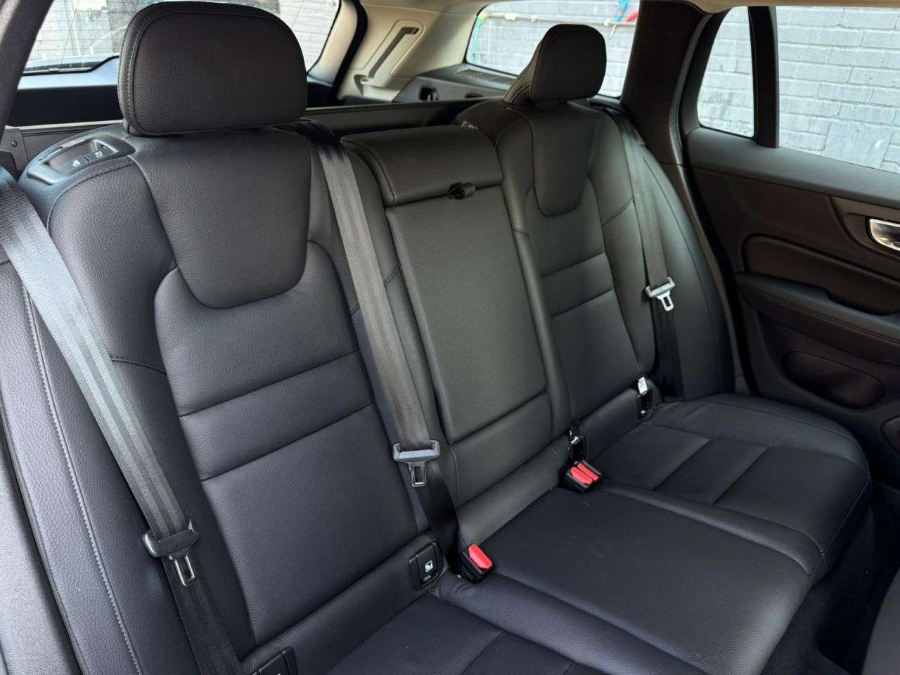 A 2023 VOLVO V60 2.0 B3 MHEV Plus Estate 5dr Petrol Hybrid DCT Auto Euro 6 (s/s) (163 ps) FI A 2023 VOLVO V60 2.0 B3 MHEV Plus Estate 5dr Petrol Hybrid DCT Auto Euro 6 (s/s) (163 ps) FI