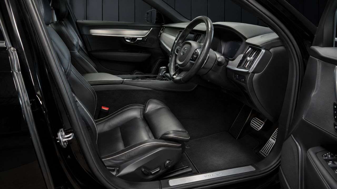 A 2020 VOLVO V90 2.0 D4 R-Design Plus Estate 5dr Diesel Auto Euro 6 (s/s) (190 ps) FINANCE+W A 2020 VOLVO V90 2.0 D4 R-Design Plus Estate 5dr Diesel Auto Euro 6 (s/s) (190 ps) FINANCE+W