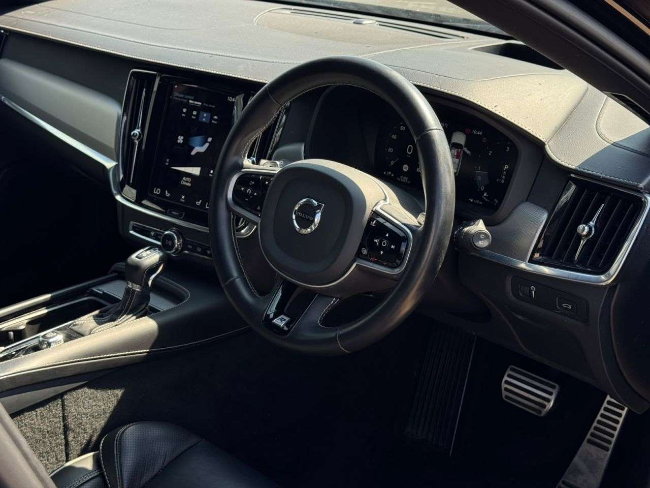 A 2020 VOLVO V90 2.0 D4 R-Design Plus Estate 5dr Diesel Auto Euro 6 (s/s) (190 ps) FINANCE+W A 2020 VOLVO V90 2.0 D4 R-Design Plus Estate 5dr Diesel Auto Euro 6 (s/s) (190 ps) FINANCE+W