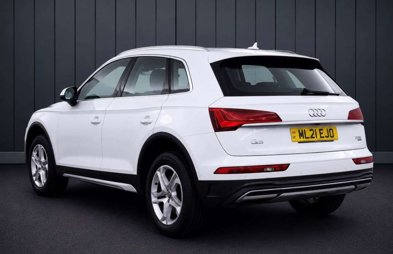 A 2021 AUDI Q5 2.0 TDI 40 Sport SUV 5dr Diesel S Tronic quattro Euro 6 (s/s) (204 ps) FINA A 2021 AUDI Q5 2.0 TDI 40 Sport SUV 5dr Diesel S Tronic quattro Euro 6 (s/s) (204 ps) FINA