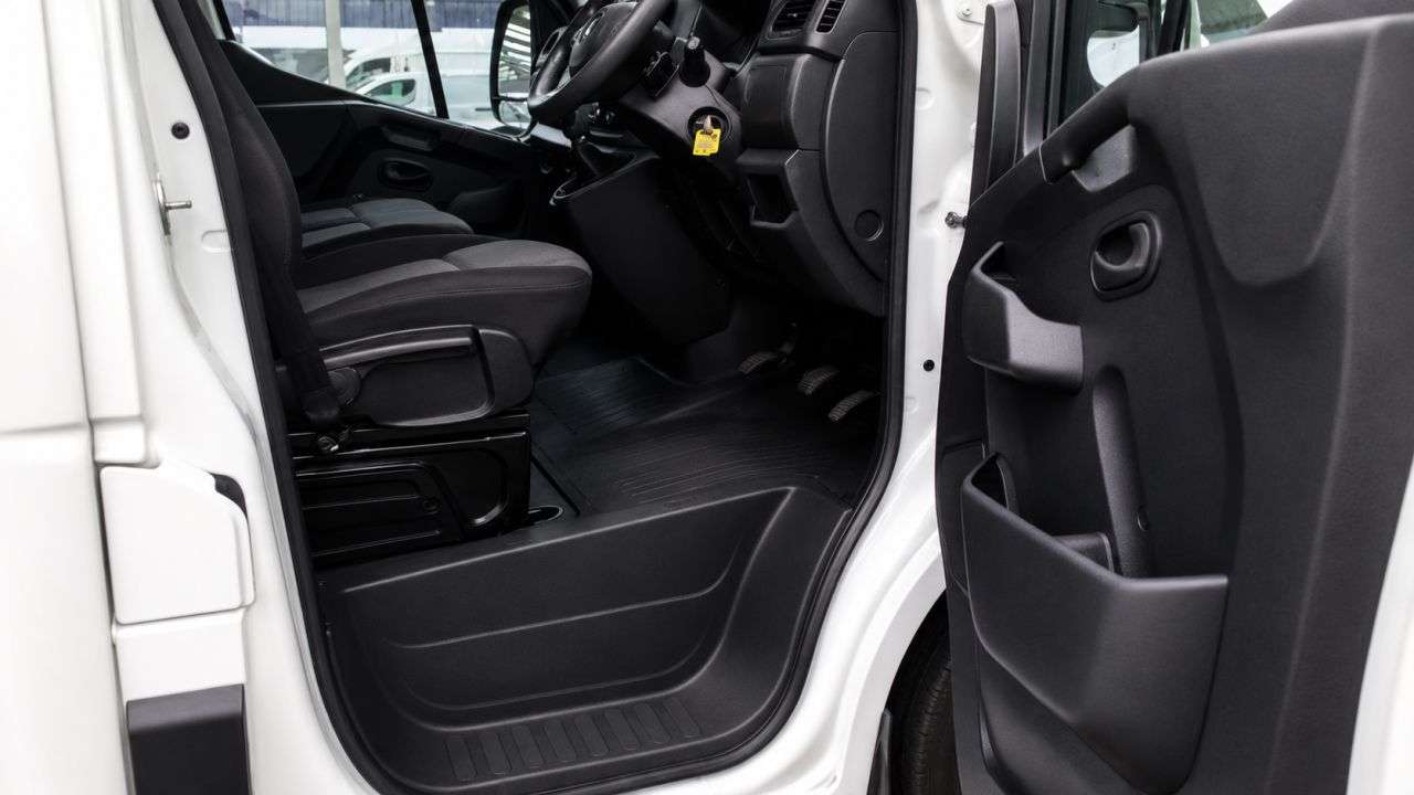 A 2024 RENAULT MASTER 2.3 dCi ENERGY 35 Start Platform Cab 2dr Diesel Manual FWD LWB Euro 6 (s/s) A 2024 RENAULT MASTER 2.3 dCi ENERGY 35 Start Platform Cab 2dr Diesel Manual FWD LWB Euro 6 (s/s)