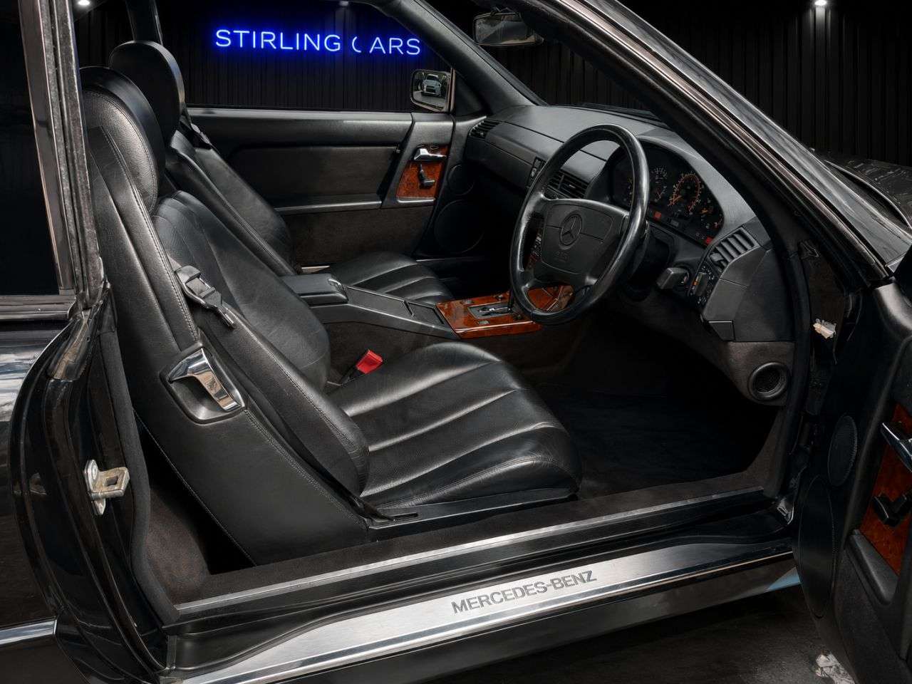A 1993 MERCEDES-BENZ SL 3.0L 2d AUTO 190 BHP A 1993 MERCEDES-BENZ SL 3.0L 2d AUTO 190 BHP