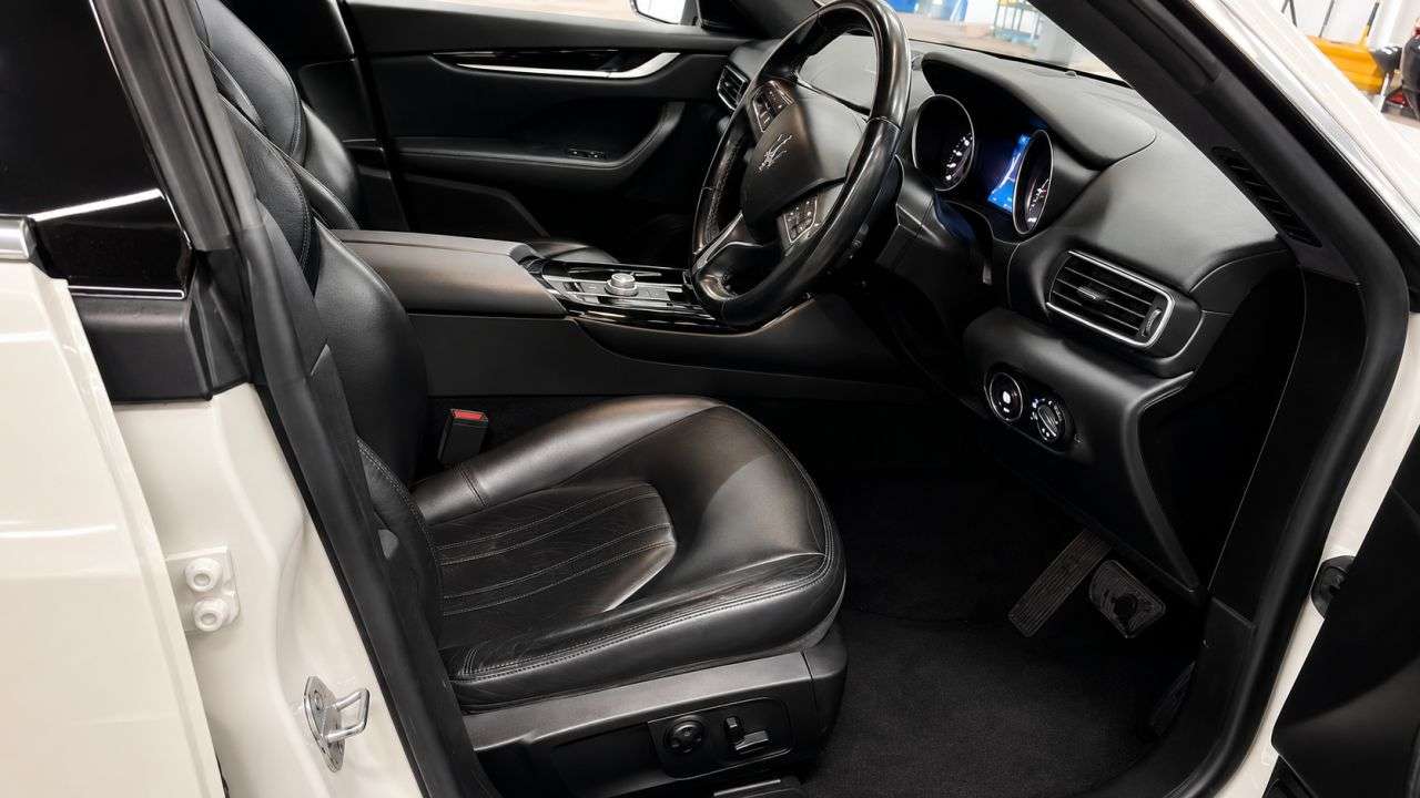 A 2017 MASERATI LEVANTE 3.0D V6 SUV 5dr Diesel ZF 4WD Euro 6 (s/s) (275 ps) A 2017 MASERATI LEVANTE 3.0D V6 SUV 5dr Diesel ZF 4WD Euro 6 (s/s) (275 ps)