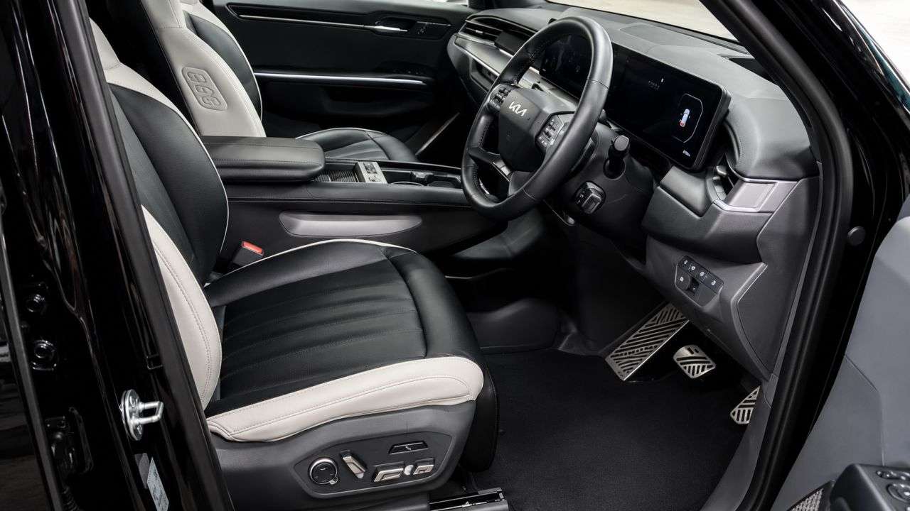 A 2024 KIA EV9 99.8kWh GT-Line S SUV 5dr Electric Auto AWD (7 Seat) (378 bhp) A 2024 KIA EV9 99.8kWh GT-Line S SUV 5dr Electric Auto AWD (7 Seat) (378 bhp)