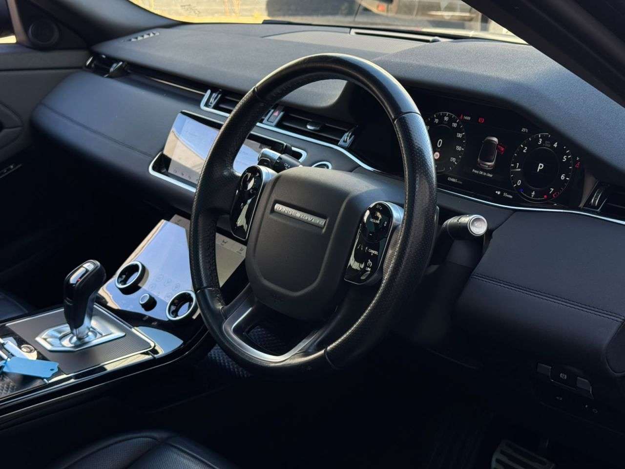 A 2020 LAND ROVER RANGE ROVER EVOQUE 2.0 P250 MHEV R-Dynamic SE SUV 5dr Petrol Auto 4WD Euro 6 (s/s) (249 ps) FI A 2020 LAND ROVER RANGE ROVER EVOQUE 2.0 P250 MHEV R-Dynamic SE SUV 5dr Petrol Auto 4WD Euro 6 (s/s) (249 ps) FI