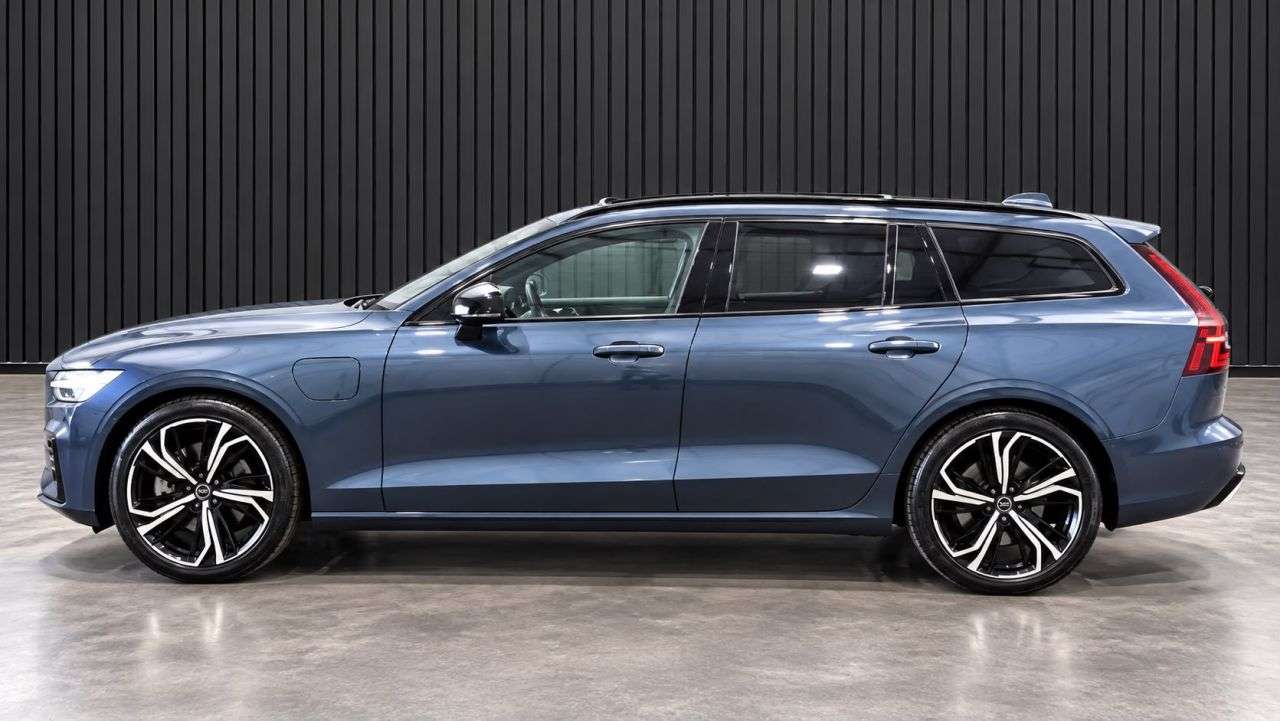 A 2023 VOLVO V60 2.0h T6 Recharge 18.8kWh Plus Dark Estate 5dr Petrol Plug-in Hybrid Auto AW A 2023 VOLVO V60 2.0h T6 Recharge 18.8kWh Plus Dark Estate 5dr Petrol Plug-in Hybrid Auto AW