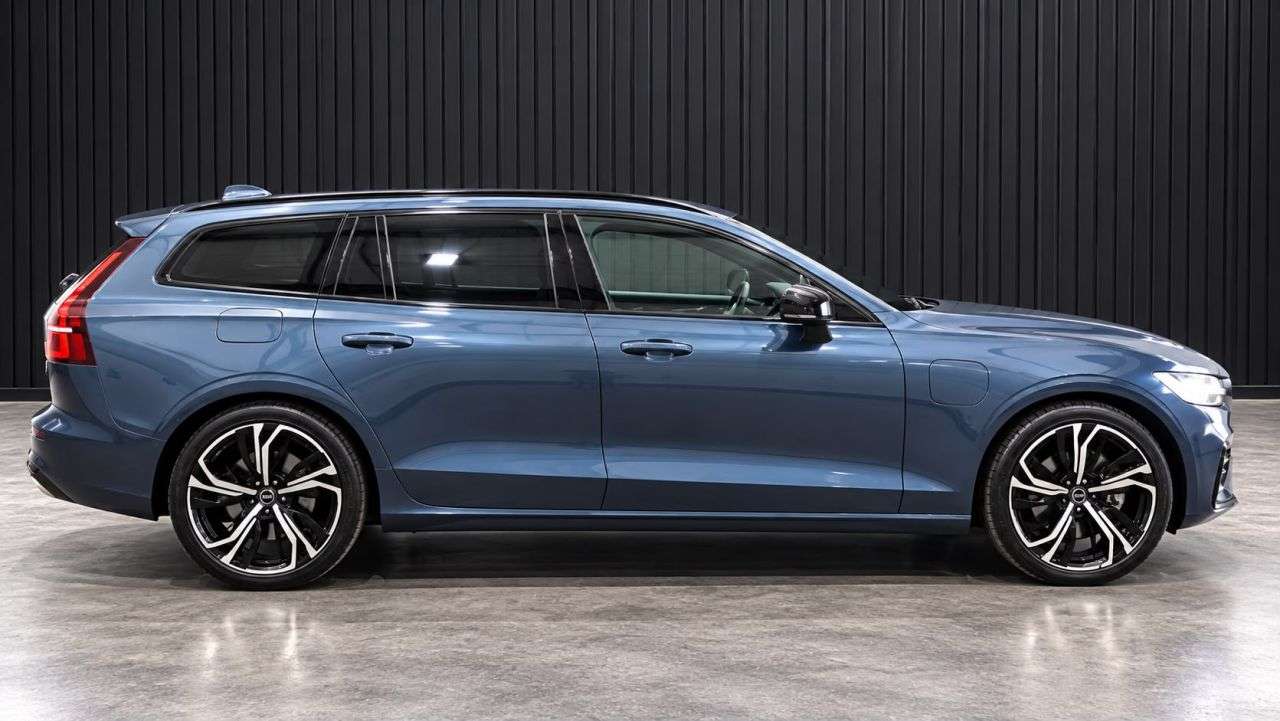 A 2023 VOLVO V60 2.0h T6 Recharge 18.8kWh Plus Dark Estate 5dr Petrol Plug-in Hybrid Auto AW A 2023 VOLVO V60 2.0h T6 Recharge 18.8kWh Plus Dark Estate 5dr Petrol Plug-in Hybrid Auto AW