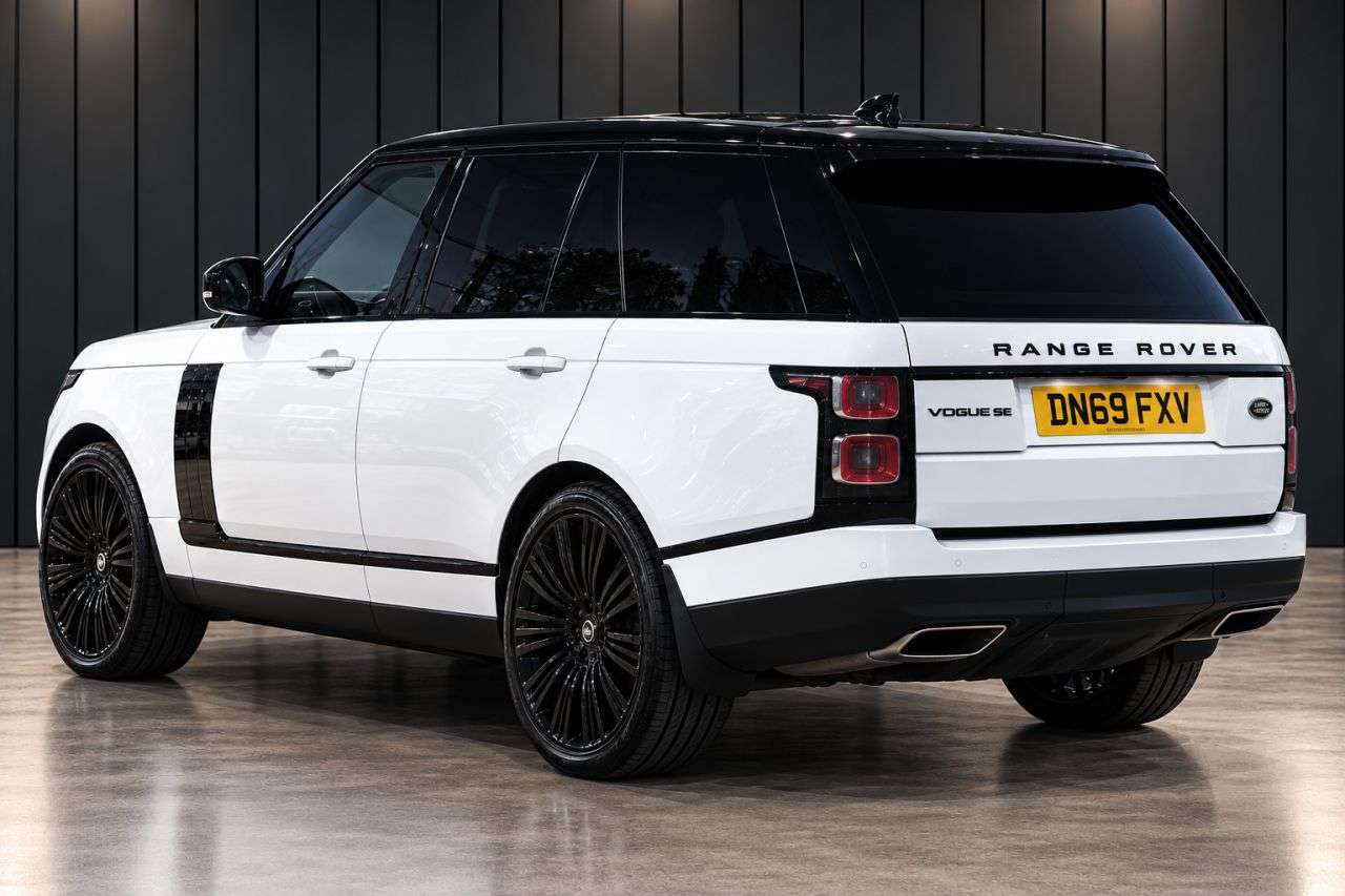 A 2019 LAND ROVER RANGE ROVER 3.0 SD V6 Vogue SE SUV 5dr Diesel Auto 4WD Euro 6 (s/s) (275 ps) FINANCE+WA A 2019 LAND ROVER RANGE ROVER 3.0 SD V6 Vogue SE SUV 5dr Diesel Auto 4WD Euro 6 (s/s) (275 ps) FINANCE+WA
