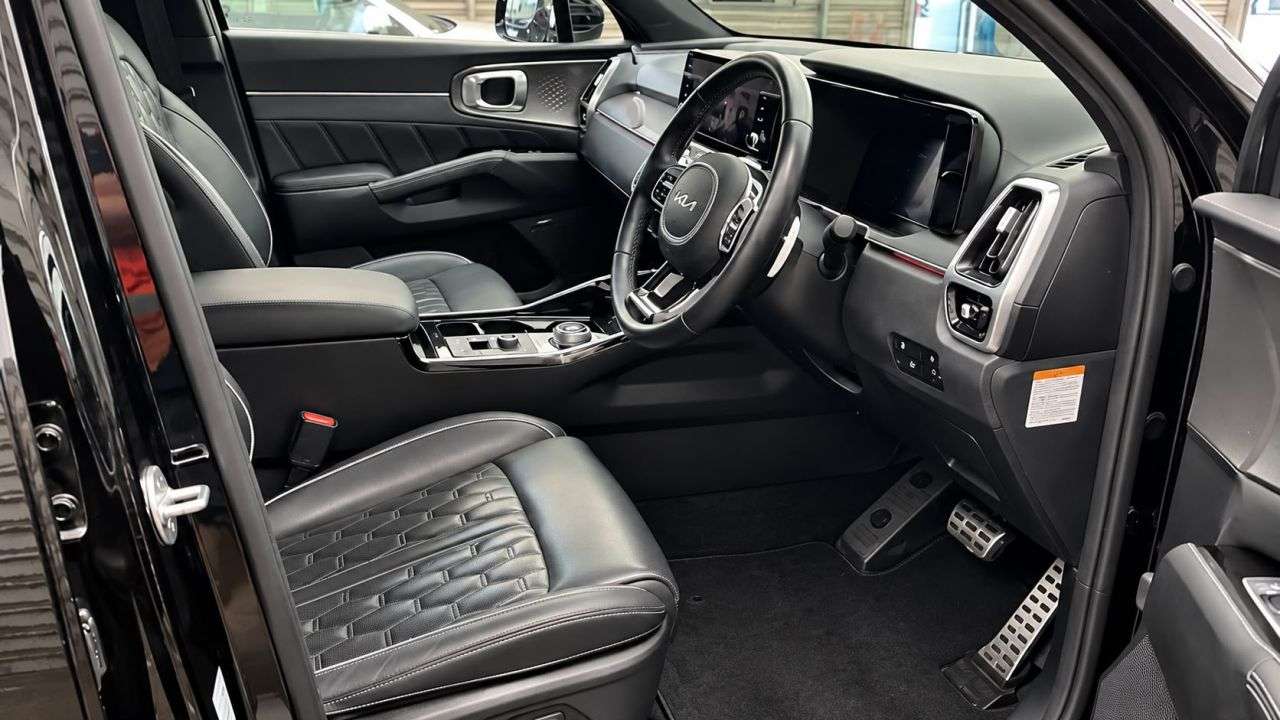 A 2022 KIA SORENTO 1.6 h T-GDi 4 SUV 5dr Petrol Hybrid Auto AWD Euro 6 (s/s) (226 bhp) A 2022 KIA SORENTO 1.6 h T-GDi 4 SUV 5dr Petrol Hybrid Auto AWD Euro 6 (s/s) (226 bhp)