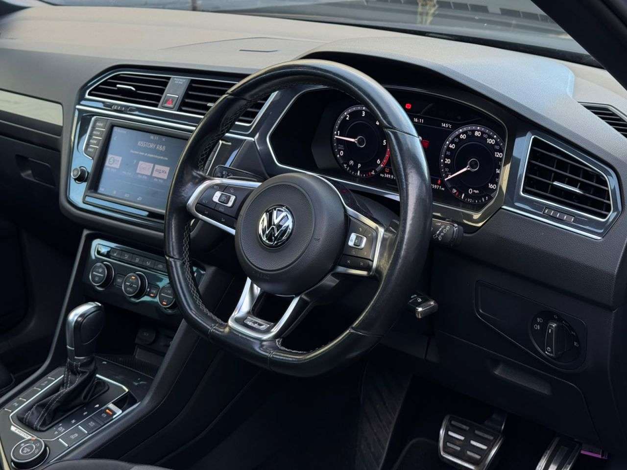 A 2017 VOLKSWAGEN TIGUAN 2.0 TDI BlueMotion Tech R-Line SUV 5dr Diesel DSG 4Motion Euro 6 (s/s) (190 A 2017 VOLKSWAGEN TIGUAN 2.0 TDI BlueMotion Tech R-Line SUV 5dr Diesel DSG 4Motion Euro 6 (s/s) (190