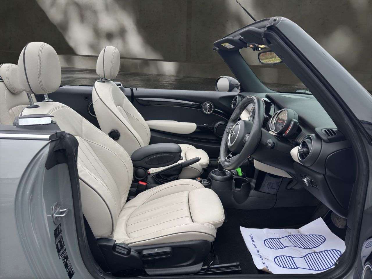 A 2018 MINI CONVERTIBLE 1.5 Cooper Exclusive Convertible 2dr Petrol Steptronic Euro 6 (s/s) (136 ps A 2018 MINI CONVERTIBLE 1.5 Cooper Exclusive Convertible 2dr Petrol Steptronic Euro 6 (s/s) (136 ps