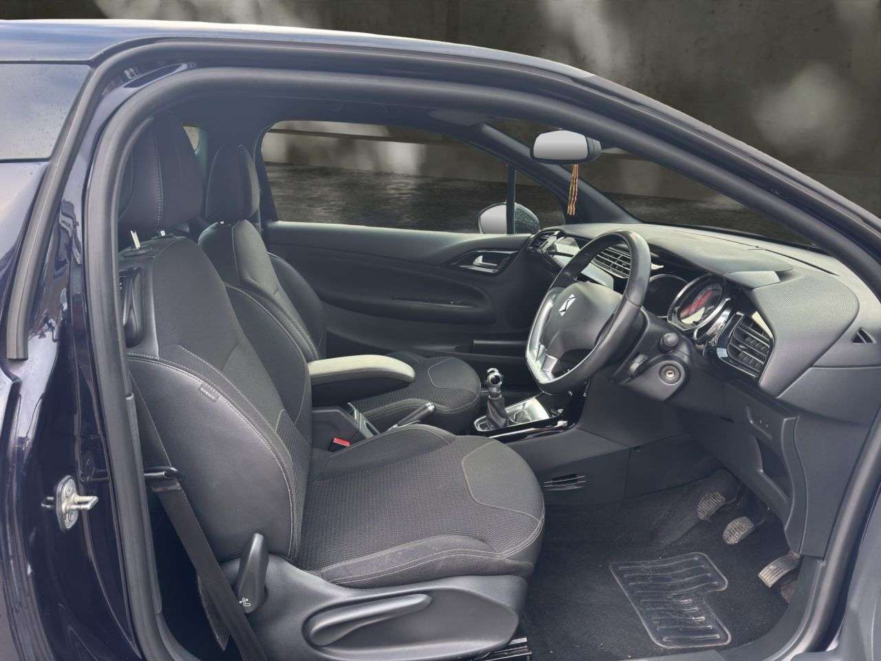 A 2014 CITROEN DS3 1.6 e-HDi Airdream DStyle Plus Hatchback 3dr Diesel Manual Euro 5 (s/s) (90 A 2014 CITROEN DS3 1.6 e-HDi Airdream DStyle Plus Hatchback 3dr Diesel Manual Euro 5 (s/s) (90