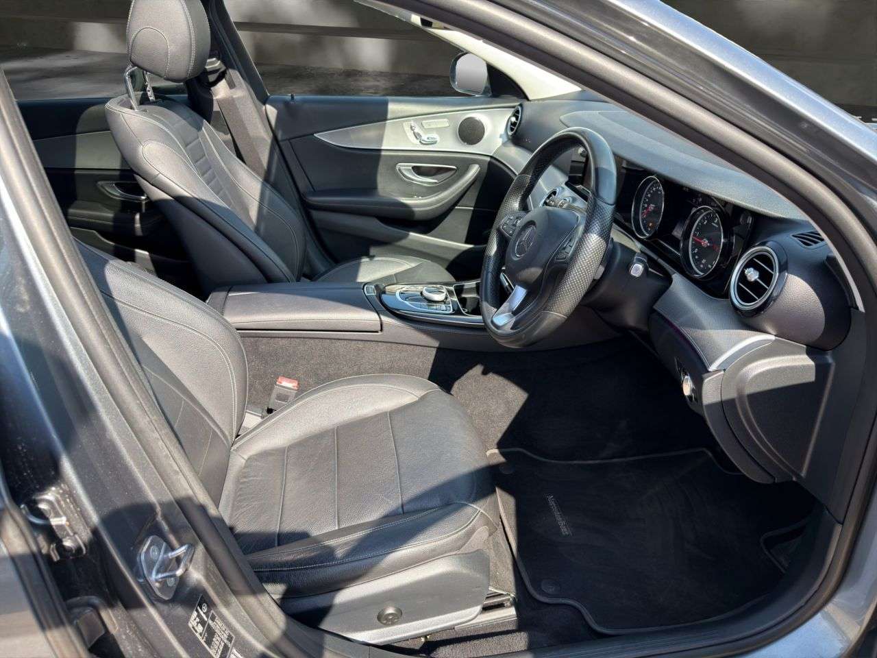 A 2016 MERCEDES-BENZ E CLASS 2.0 E220d SE (Premium) Saloon 4dr Diesel G-Tronic+ Euro 6 (s/s) (194 ps) £2 A 2016 MERCEDES-BENZ E CLASS 2.0 E220d SE (Premium) Saloon 4dr Diesel G-Tronic+ Euro 6 (s/s) (194 ps) £2
