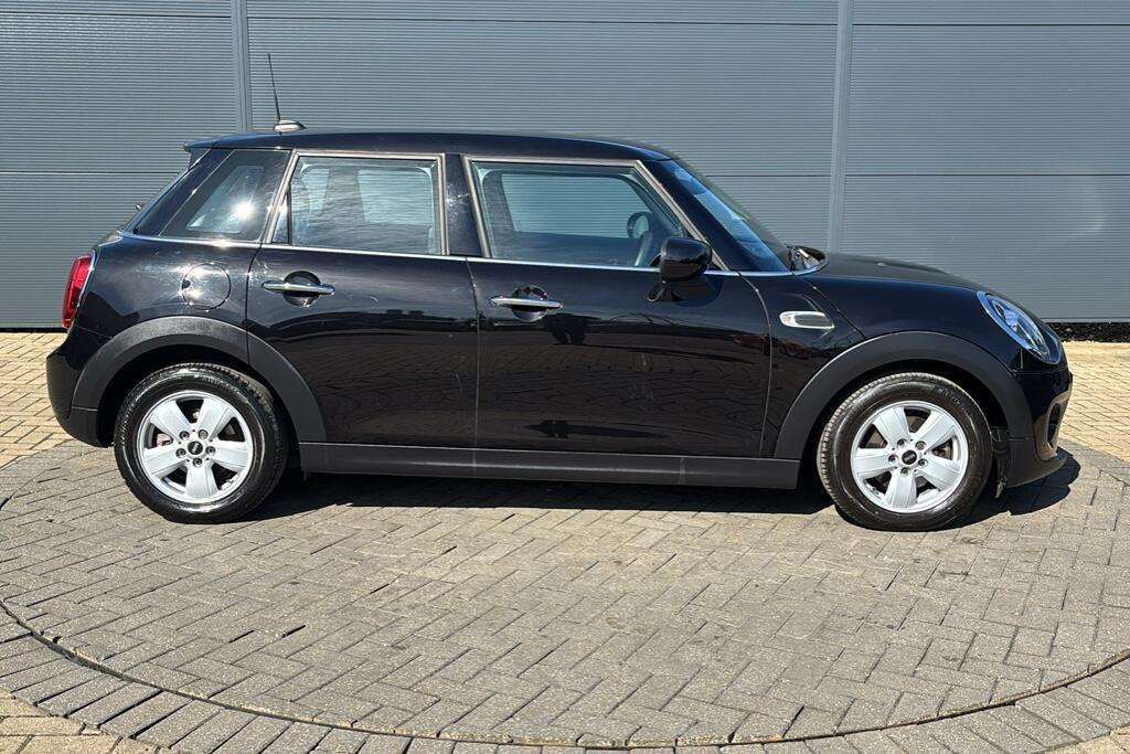 A 2020 MINI HATCH 1.5 Cooper Classic Hatchback 5dr Petrol Steptronic Euro 6 (s/s) (136 ps) £2 A 2020 MINI HATCH 1.5 Cooper Classic Hatchback 5dr Petrol Steptronic Euro 6 (s/s) (136 ps) £2