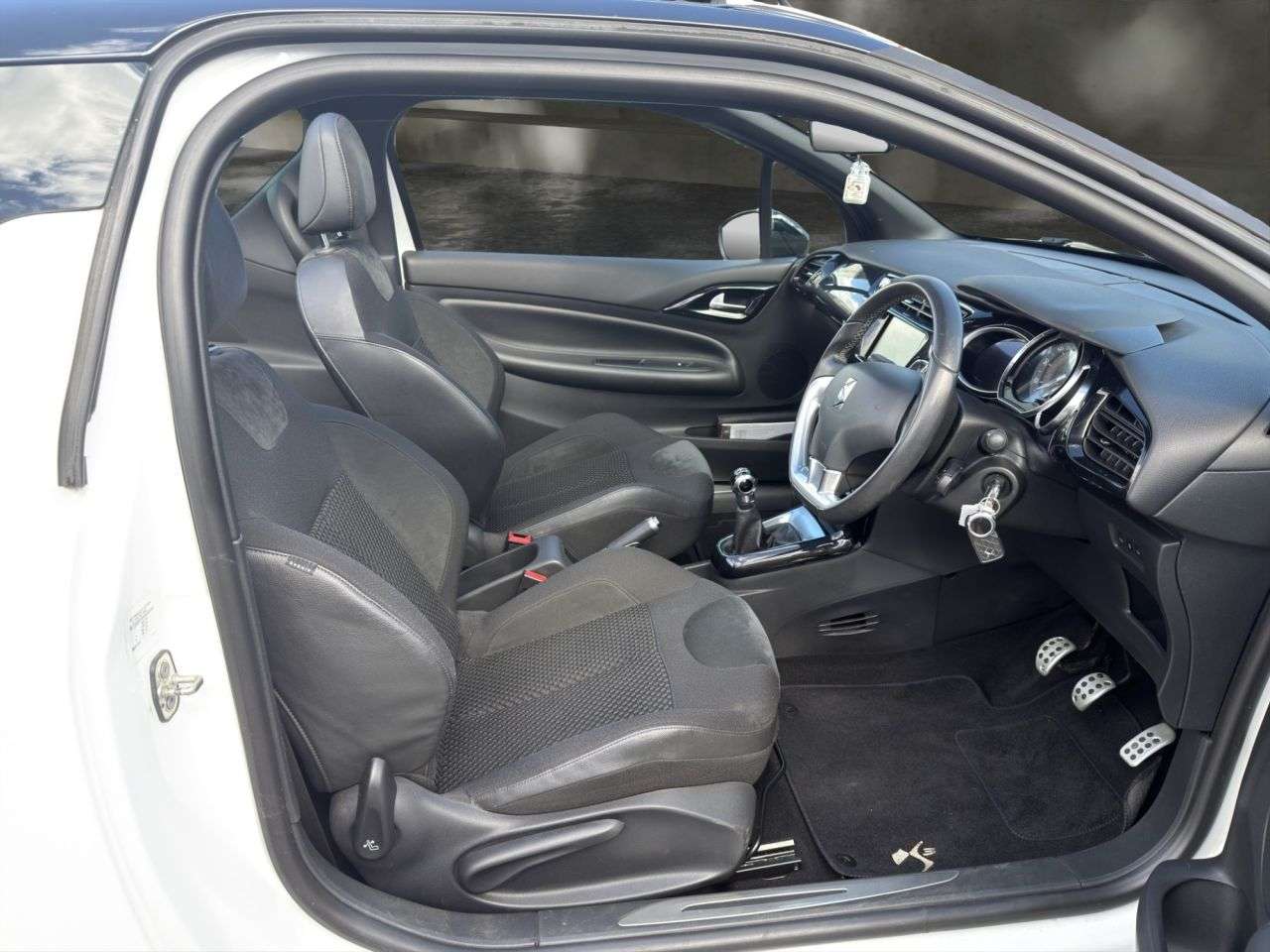 A 2018 DS DS 3 BLUEHDI ELEGANCE S/S A 2018 DS DS 3 BLUEHDI ELEGANCE S/S