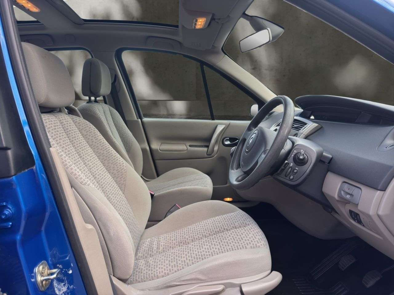 A 2006 RENAULT SCENIC 1.6 VVT Oasis MPV 5dr Petrol Manual (191 g/km, 111 bhp) £200 To Secure A 2006 RENAULT SCENIC 1.6 VVT Oasis MPV 5dr Petrol Manual (191 g/km, 111 bhp) £200 To Secure