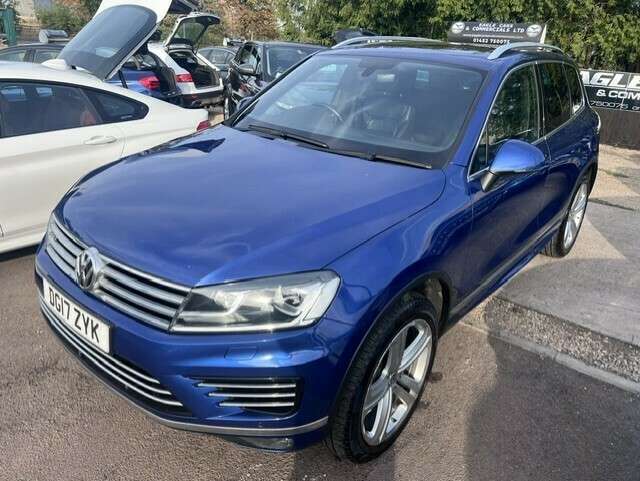 A 2017 VOLKSWAGEN TOUAREG V6 R-LINE PLUS TDI BLUEMOTION TECHNOLOGY A 2017 VOLKSWAGEN TOUAREG V6 R-LINE PLUS TDI BLUEMOTION TECHNOLOGY