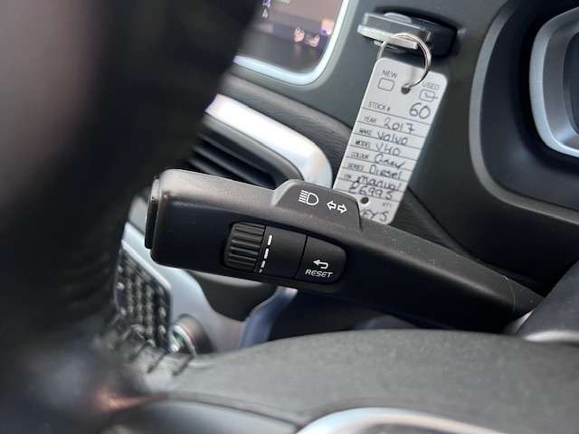 2017 VOLVO V40 2017 VOLVO V40