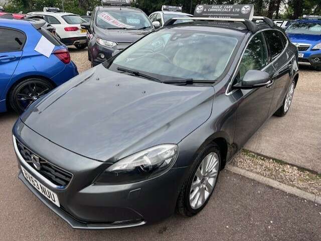 A 2013 VOLVO V40 D2 SE LUX NAV A 2013 VOLVO V40 D2 SE LUX NAV