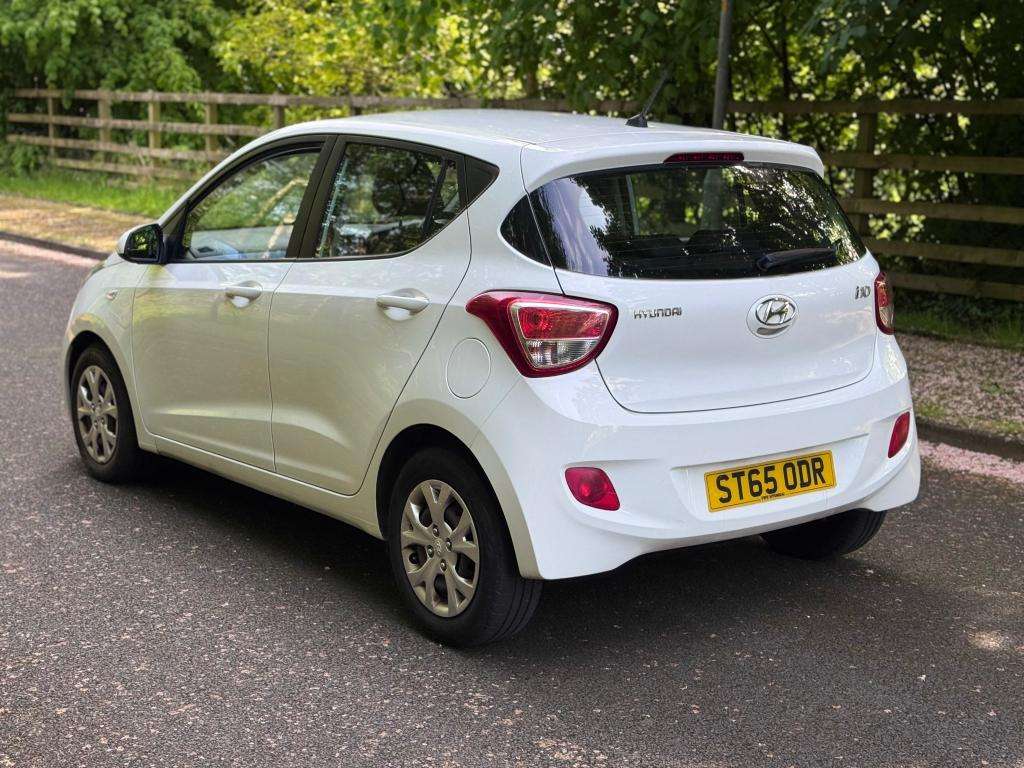 A 2015 HYUNDAI I10 Se Blue Drive A 2015 HYUNDAI I10 Se Blue Drive
