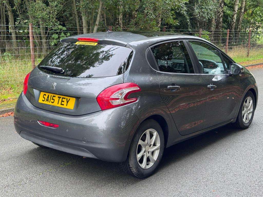 A 2015 PEUGEOT 208 Style E-hdi A 2015 PEUGEOT 208 Style E-hdi