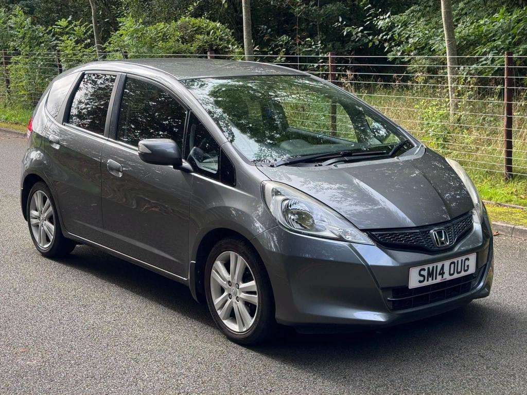 A 2014 HONDA JAZZ Es+ I-vtec A 2014 HONDA JAZZ Es+ I-vtec