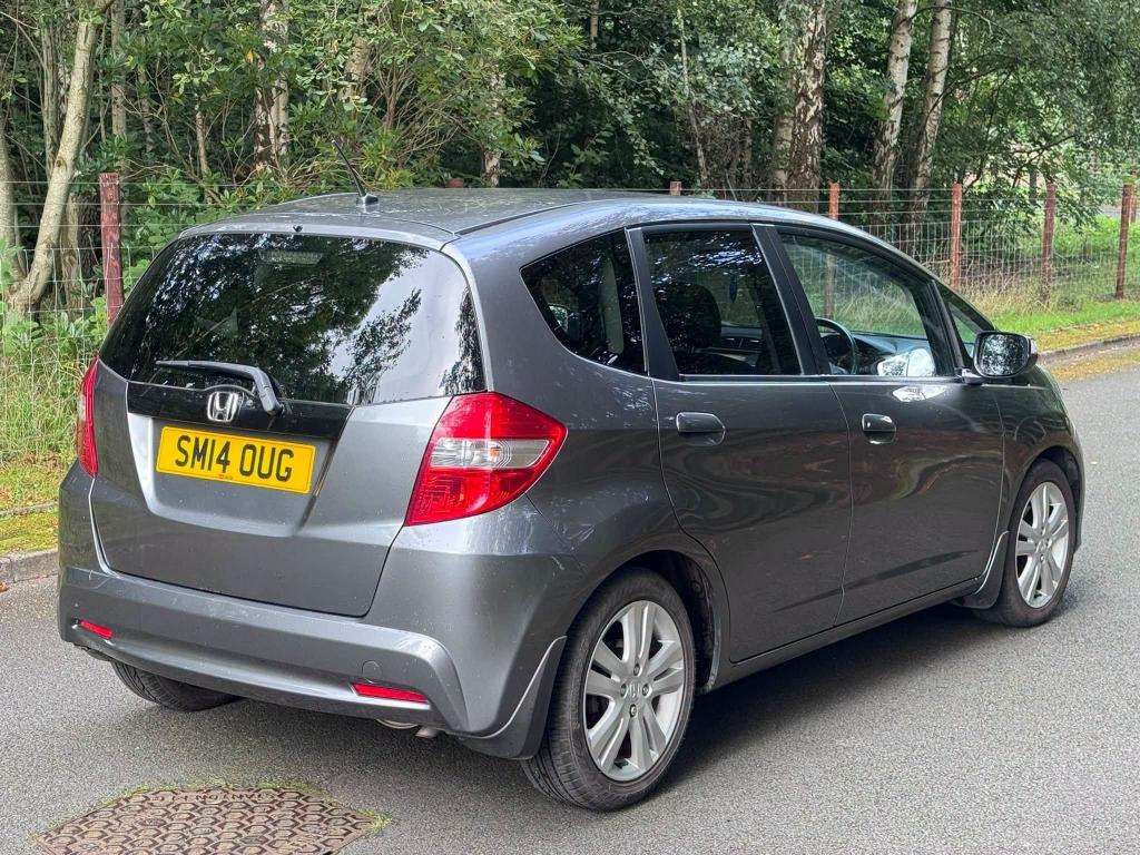 A 2014 HONDA JAZZ Es+ I-vtec A 2014 HONDA JAZZ Es+ I-vtec