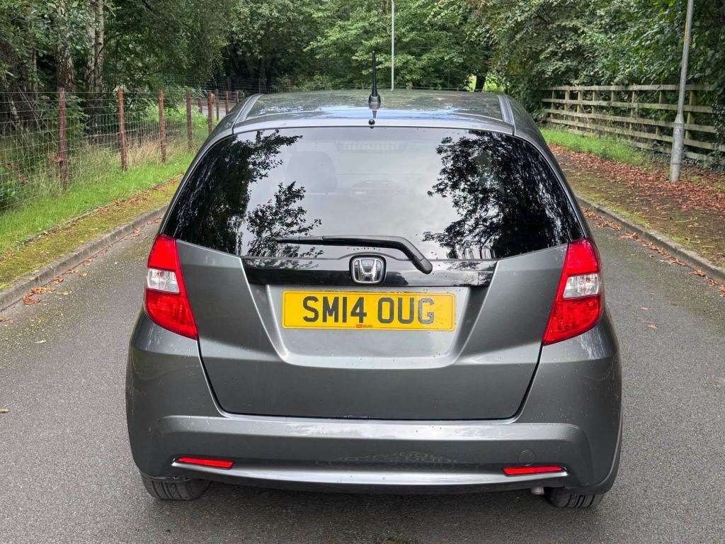 A 2014 HONDA JAZZ Es+ I-vtec A 2014 HONDA JAZZ Es+ I-vtec