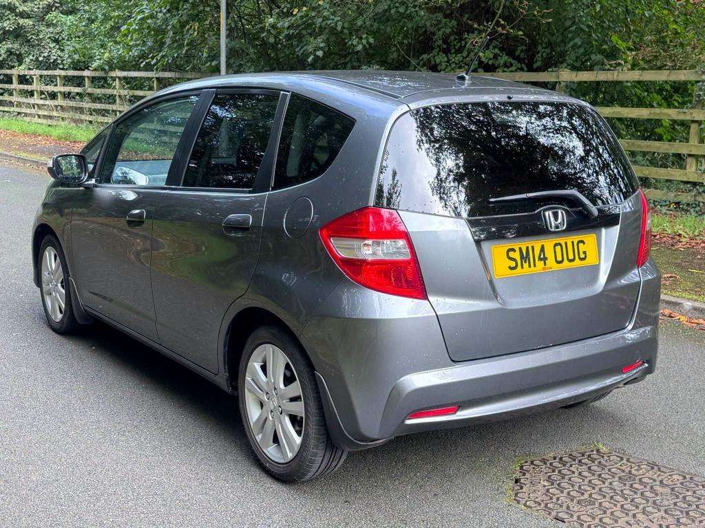 A 2014 HONDA JAZZ Es+ I-vtec A 2014 HONDA JAZZ Es+ I-vtec