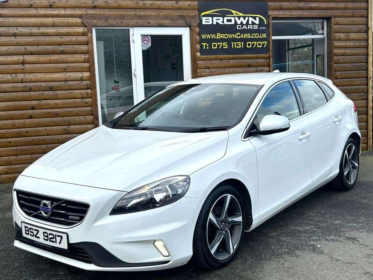 A 2014 VOLVO V40 D2 R-DESIGN NAV A 2014 VOLVO V40 D2 R-DESIGN NAV