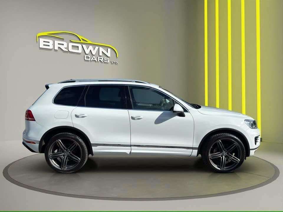 A 2016 VOLKSWAGEN TOUAREG 3.0 TDI V6 BlueMotion Tech R-Line SUV 5dr Diesel Tiptronic 4WD Euro 6 (s/s) A 2016 VOLKSWAGEN TOUAREG 3.0 TDI V6 BlueMotion Tech R-Line SUV 5dr Diesel Tiptronic 4WD Euro 6 (s/s)