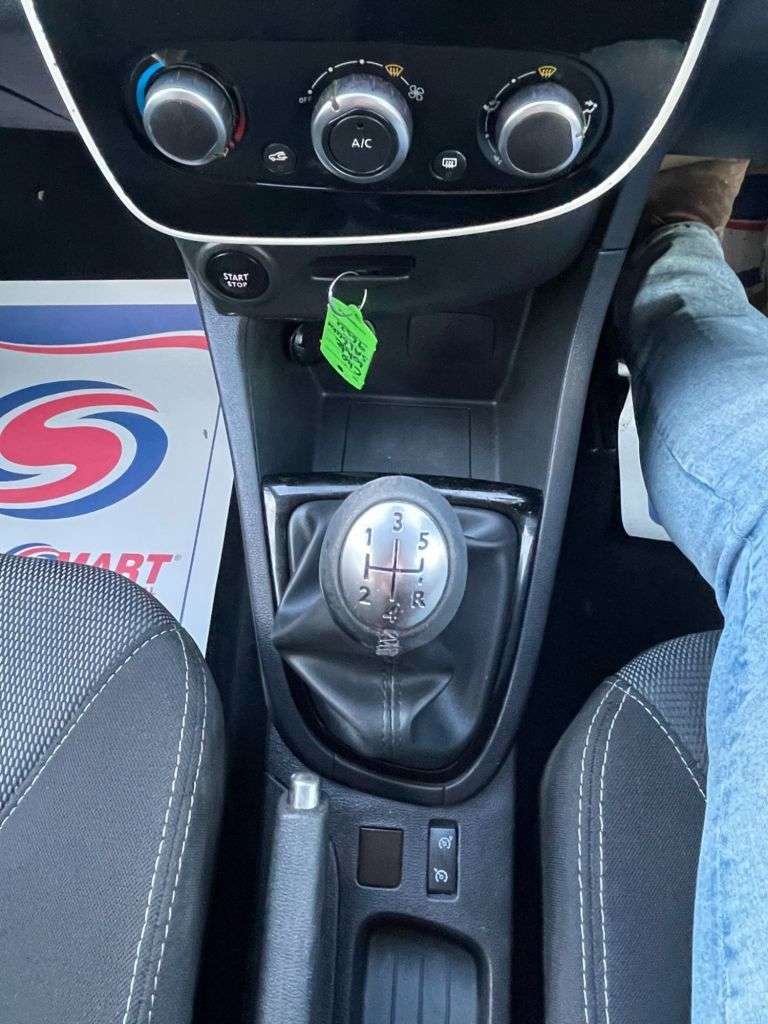 A 2016 RENAULT CLIO 1.2 16V Dynamique Nav Hatchback 5dr Petrol Manual Euro 6 (75 ps) A 2016 RENAULT CLIO 1.2 16V Dynamique Nav Hatchback 5dr Petrol Manual Euro 6 (75 ps)