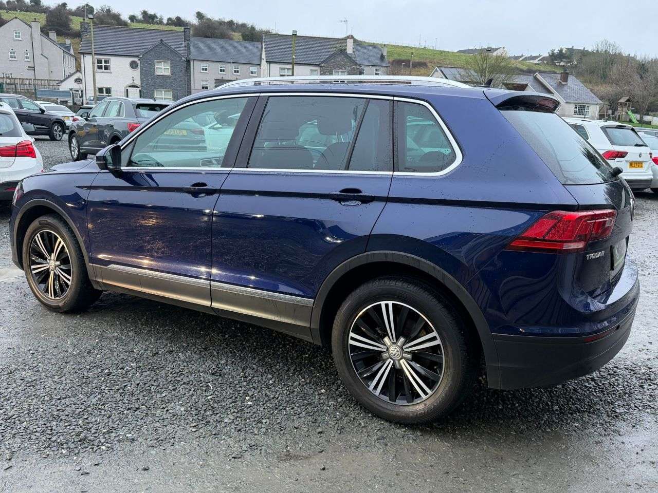 A 2017 VOLKSWAGEN TIGUAN 2.0 TDI BlueMotion Tech SE SUV 5dr Diesel Manual Euro 6 (s/s) (150 ps) A 2017 VOLKSWAGEN TIGUAN 2.0 TDI BlueMotion Tech SE SUV 5dr Diesel Manual Euro 6 (s/s) (150 ps)