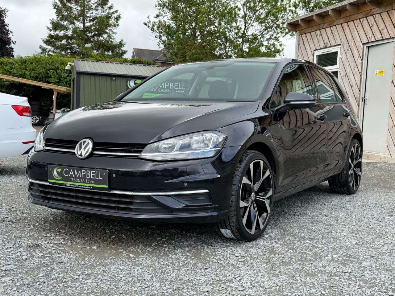A 2017 VOLKSWAGEN GOLF 1.6 TDI BlueMotion Tech SE Nav Hatchback 5dr Diesel Manual Euro 6 (s/s) (11 A 2017 VOLKSWAGEN GOLF 1.6 TDI BlueMotion Tech SE Nav Hatchback 5dr Diesel Manual Euro 6 (s/s) (11