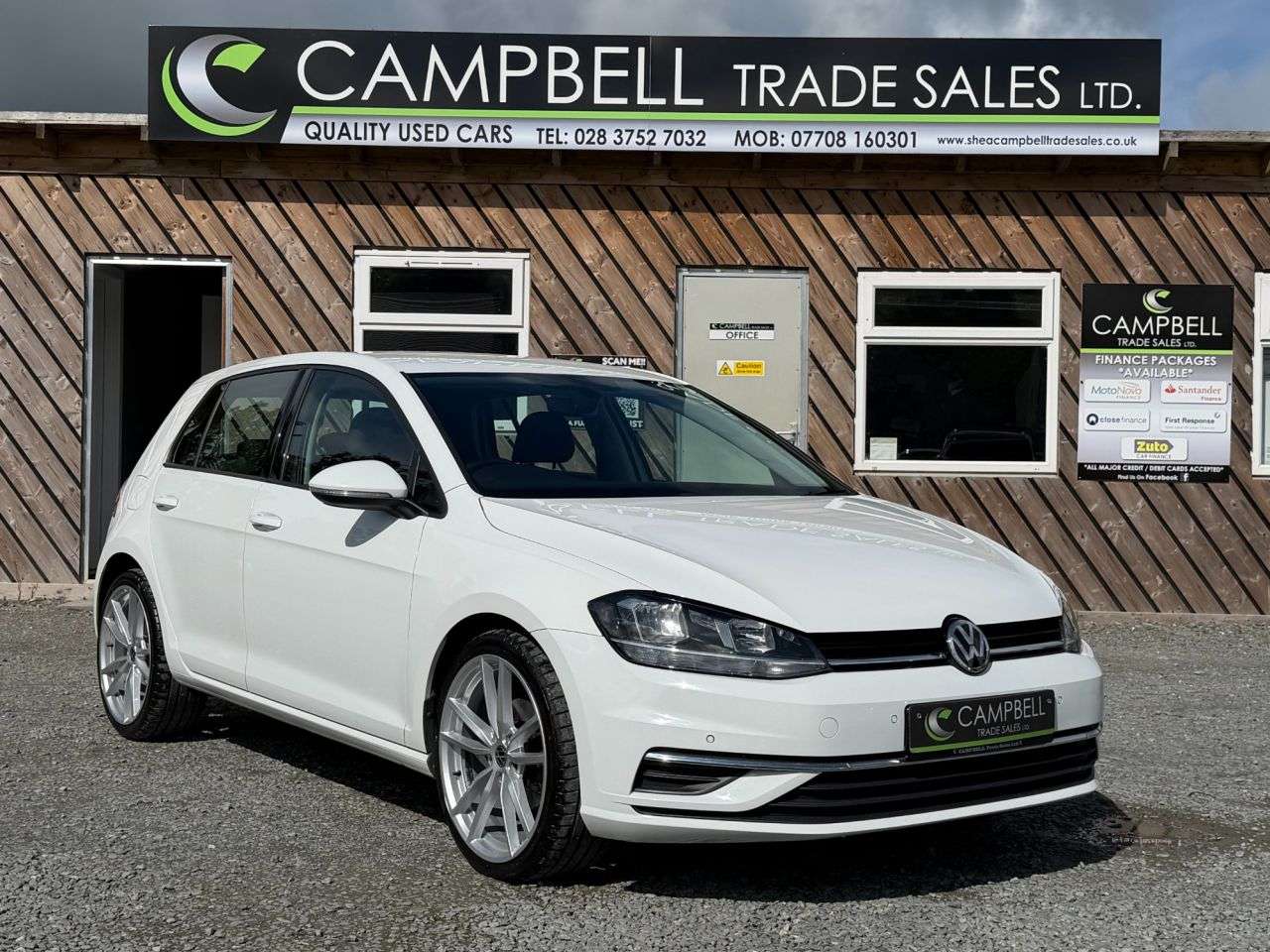 A 2017 VOLKSWAGEN GOLF 1.6 TDI SE Nav Hatchback 5dr Diesel DSG Euro 6 (s/s) (115 ps) A 2017 VOLKSWAGEN GOLF 1.6 TDI SE Nav Hatchback 5dr Diesel DSG Euro 6 (s/s) (115 ps)