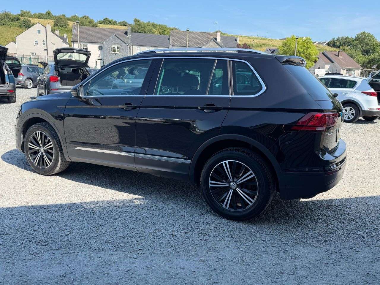 A 2017 VOLKSWAGEN TIGUAN 2.0 TDI SE Navigation SUV 5dr Diesel Manual 4Motion Euro 6 (s/s) (150 ps) A 2017 VOLKSWAGEN TIGUAN 2.0 TDI SE Navigation SUV 5dr Diesel Manual 4Motion Euro 6 (s/s) (150 ps)
