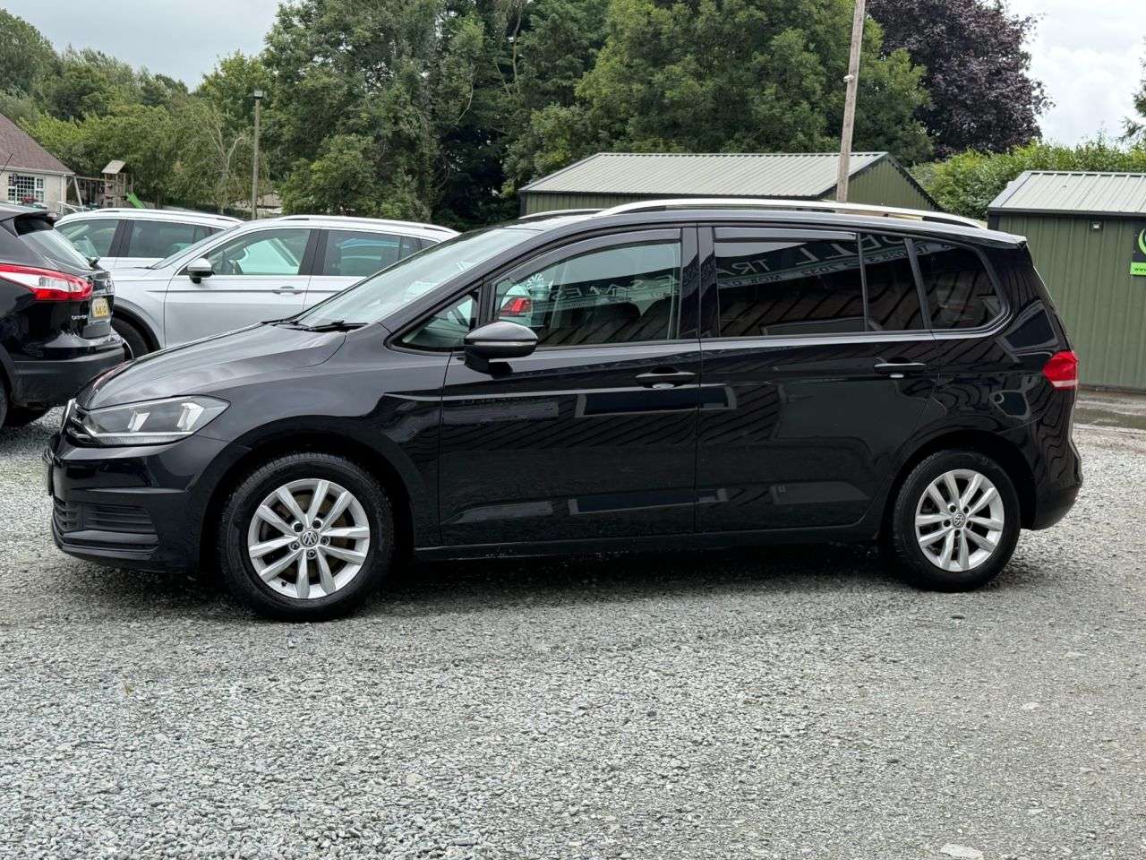 A 2016 VOLKSWAGEN TOURAN 1.6 TDI BlueMotion Tech SE MPV 5dr Diesel Manual Euro 6 (s/s) (110 ps) A 2016 VOLKSWAGEN TOURAN 1.6 TDI BlueMotion Tech SE MPV 5dr Diesel Manual Euro 6 (s/s) (110 ps)