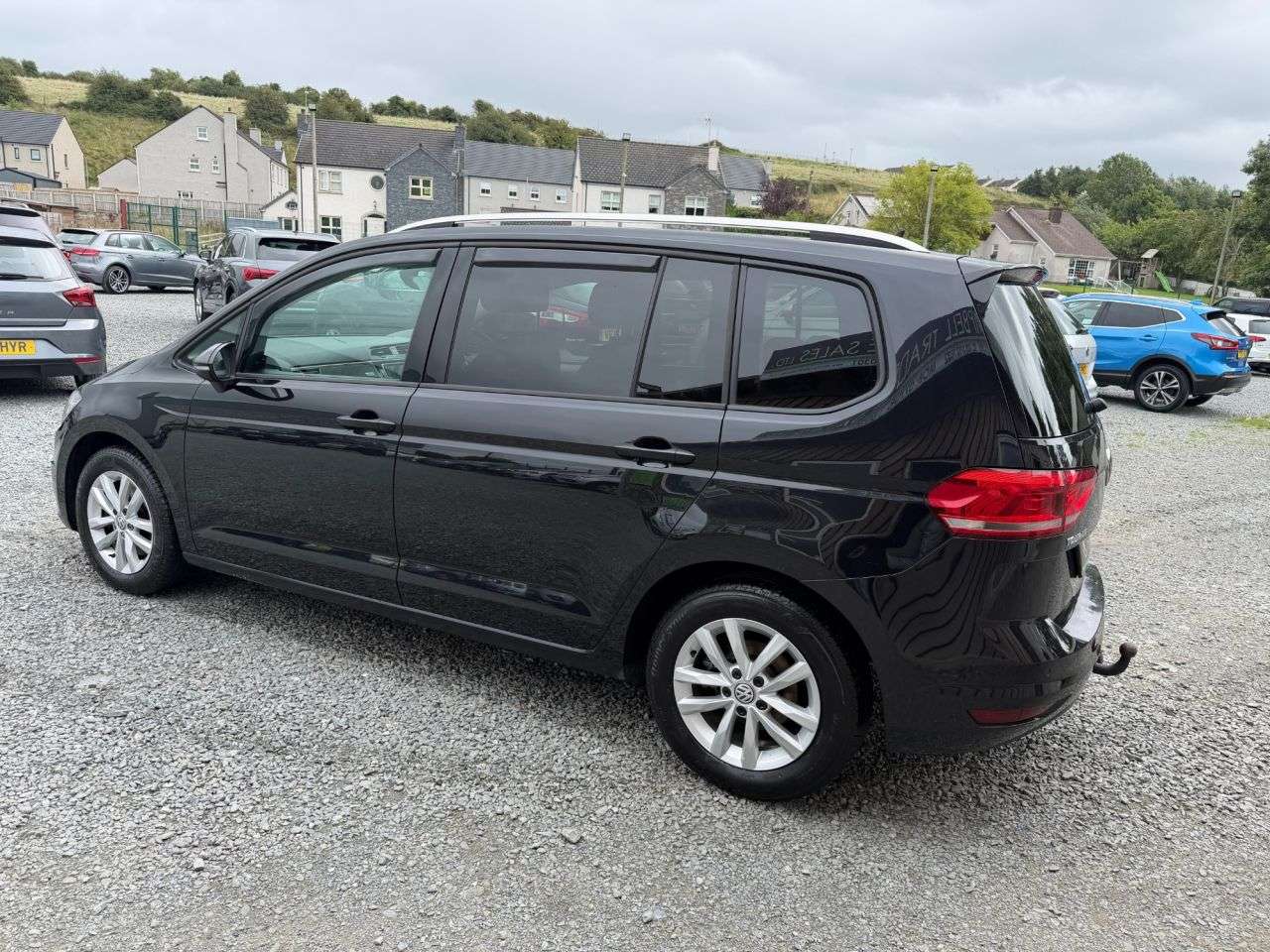 A 2016 VOLKSWAGEN TOURAN 1.6 TDI BlueMotion Tech SE MPV 5dr Diesel Manual Euro 6 (s/s) (110 ps) A 2016 VOLKSWAGEN TOURAN 1.6 TDI BlueMotion Tech SE MPV 5dr Diesel Manual Euro 6 (s/s) (110 ps)