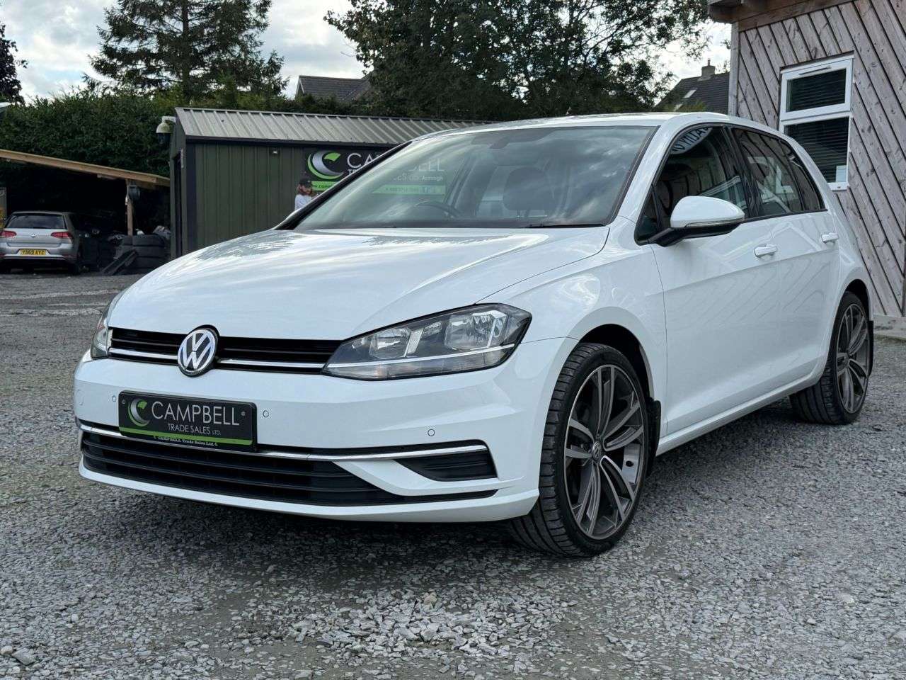 A 2017 VOLKSWAGEN GOLF 1.6 TDI BlueMotion Tech SE Nav Hatchback 5dr Diesel Manual Euro 6 (s/s) (11 A 2017 VOLKSWAGEN GOLF 1.6 TDI BlueMotion Tech SE Nav Hatchback 5dr Diesel Manual Euro 6 (s/s) (11