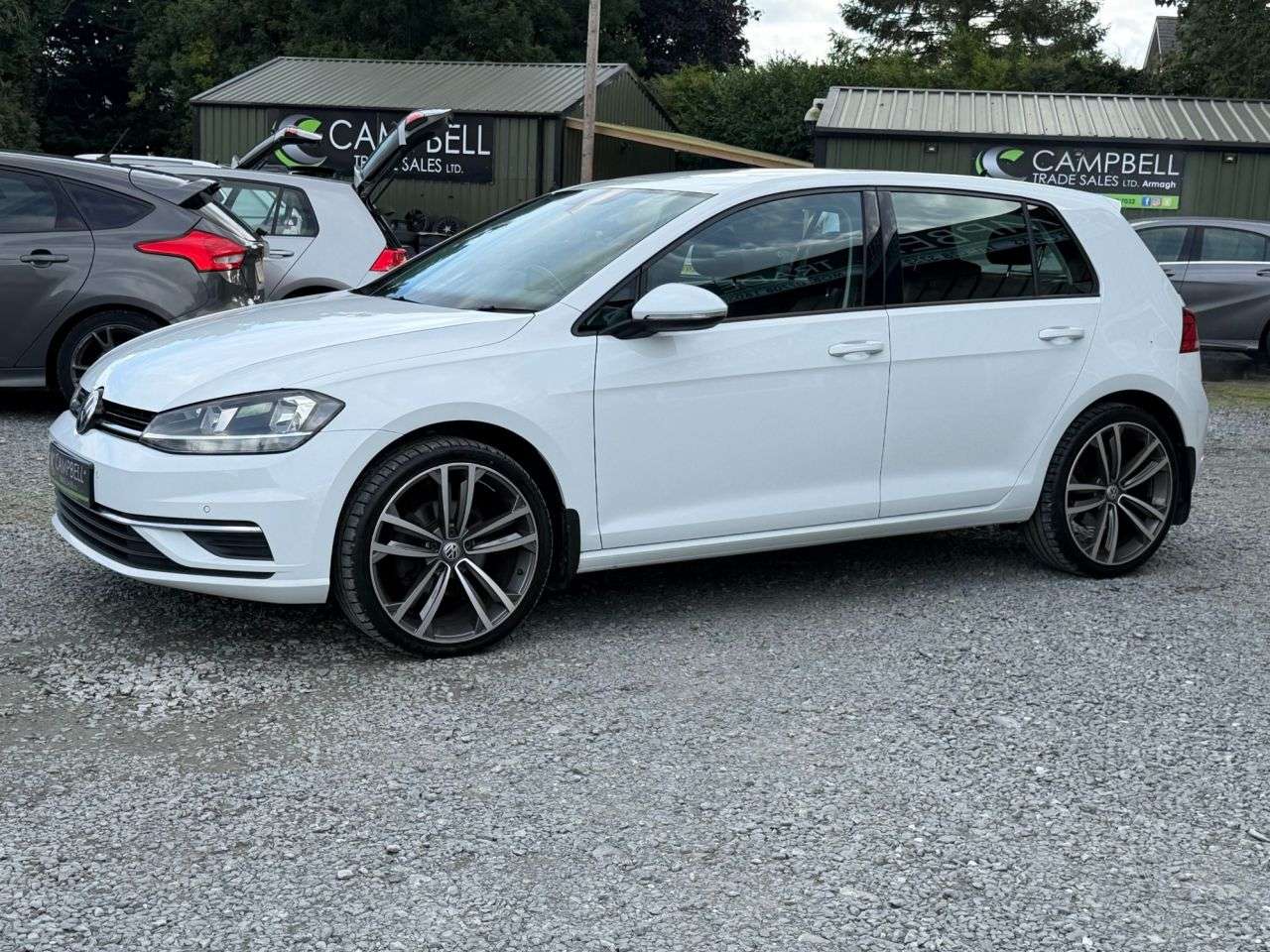 A 2017 VOLKSWAGEN GOLF 1.6 TDI BlueMotion Tech SE Nav Hatchback 5dr Diesel Manual Euro 6 (s/s) (11 A 2017 VOLKSWAGEN GOLF 1.6 TDI BlueMotion Tech SE Nav Hatchback 5dr Diesel Manual Euro 6 (s/s) (11